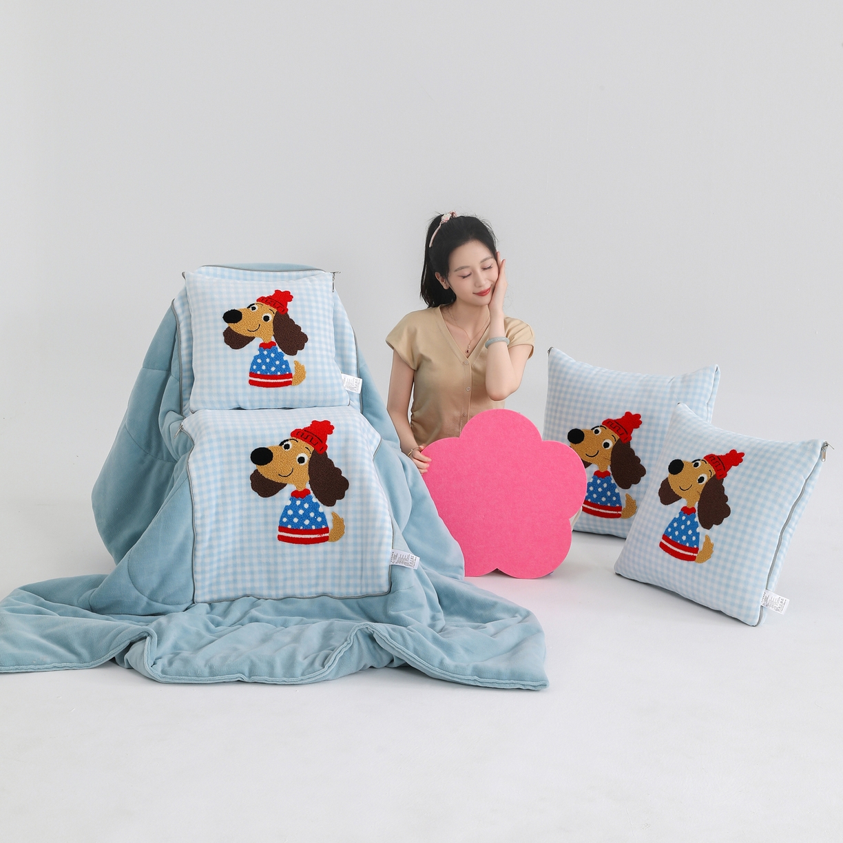 91家纺网 家纺一手货源 找家纺 翰轩家居 2025新款卡通牛奶绒抱枕被毛巾绣系列 大耳朵狗