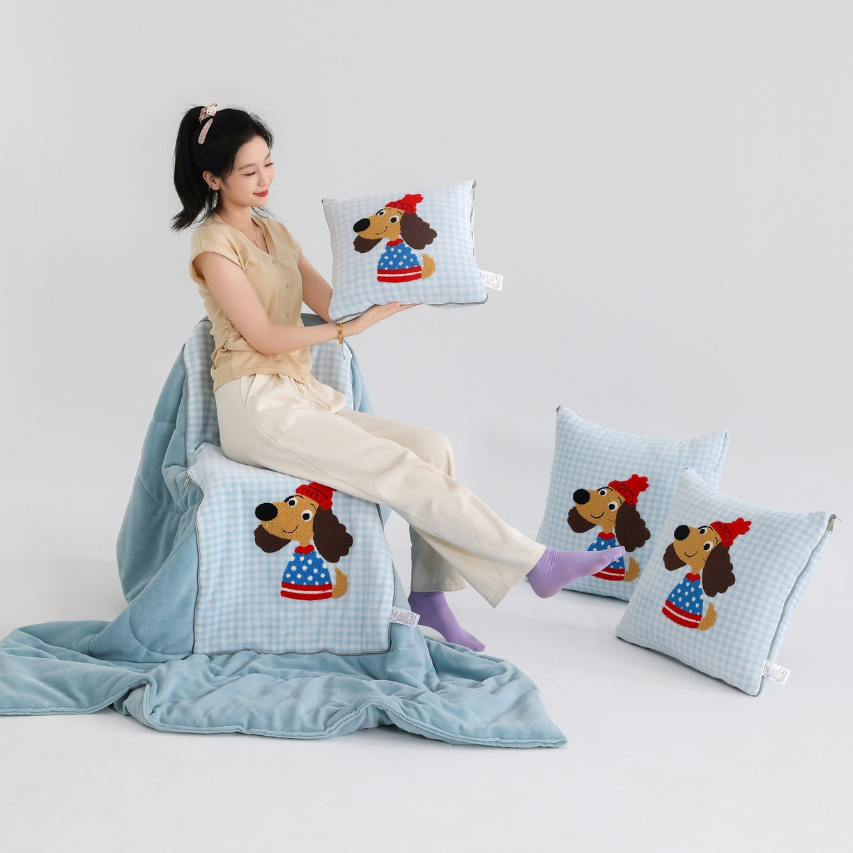 91家纺网 家纺一手货源 找家纺 翰轩家居 2025新款卡通牛奶绒抱枕被毛巾绣系列 大耳朵狗