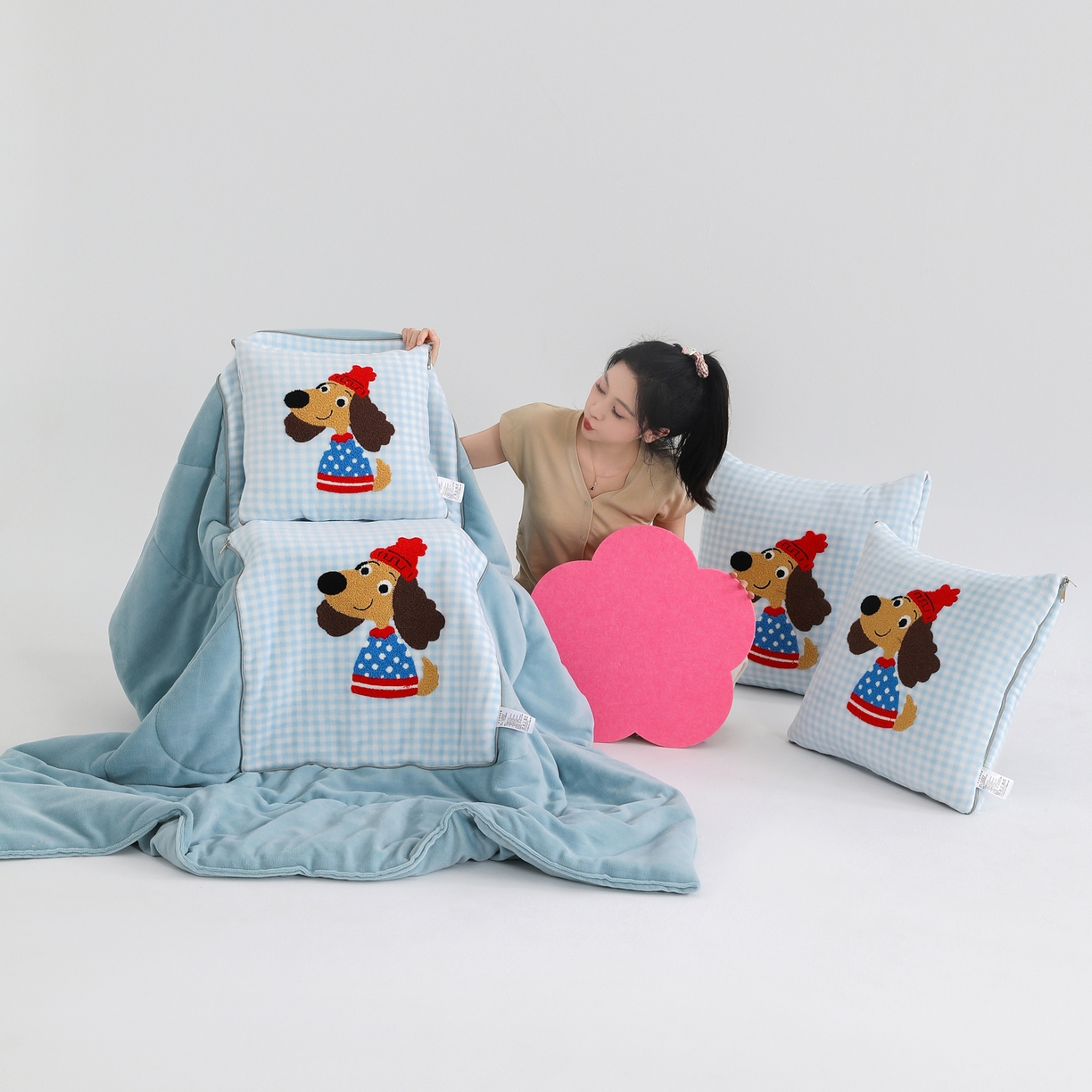 91家纺网 家纺一手货源 找家纺 翰轩家居 2025新款卡通牛奶绒抱枕被毛巾绣系列 大耳朵狗