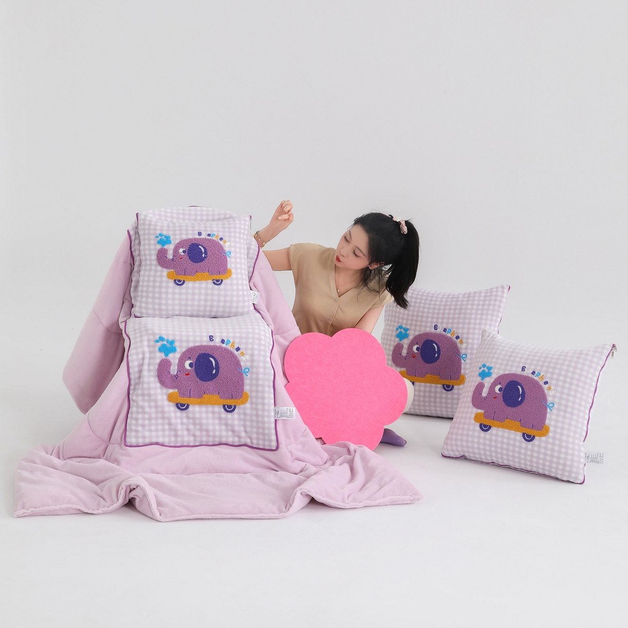 91家纺网 家纺一手货源 找家纺 翰轩家居 2025新款卡通牛奶绒抱枕被毛巾绣系列 滑板象