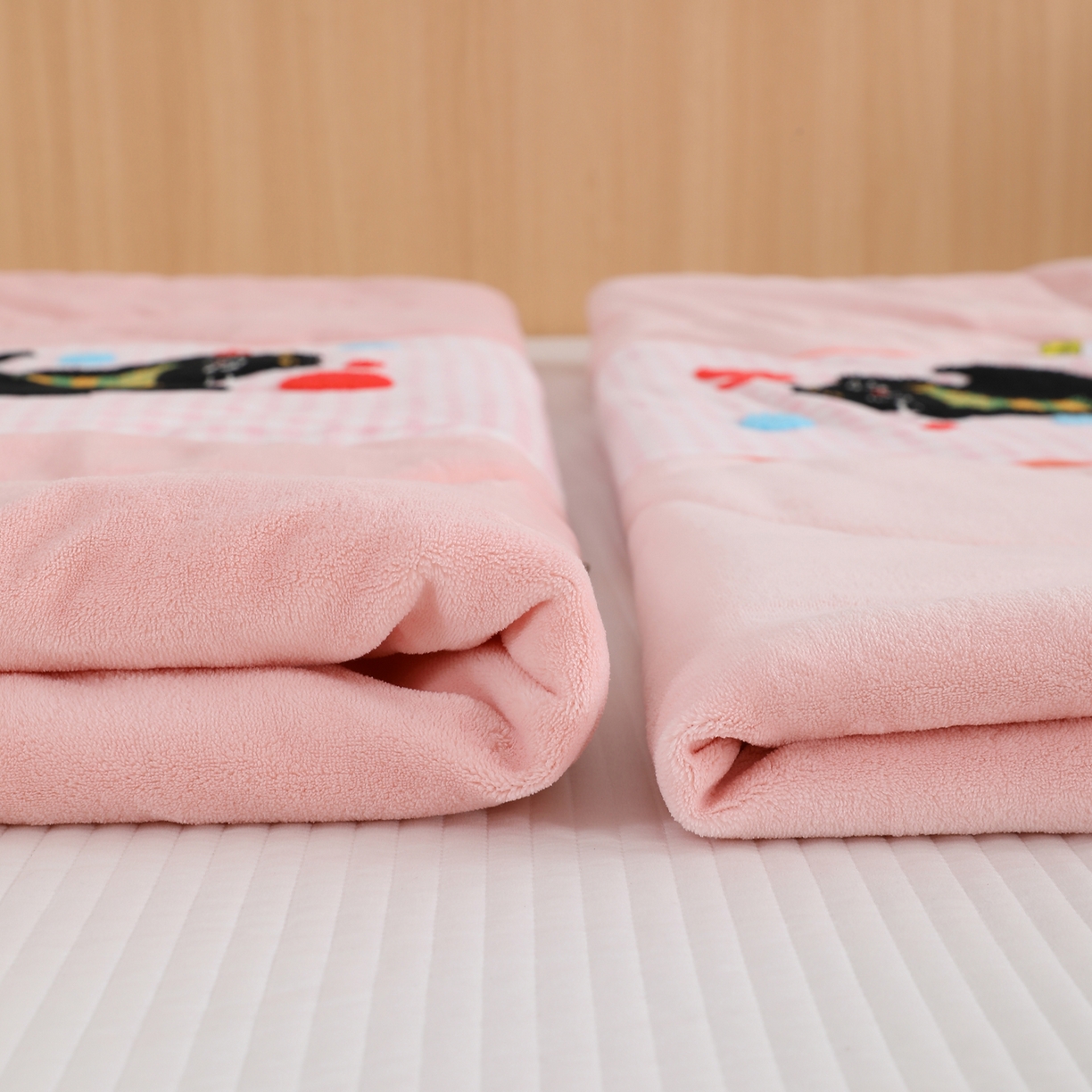 91家纺网 家纺一手货源 找家纺 翰轩家居 2025新款卡通牛奶绒抱枕被毛巾绣系列 气球猫-粉