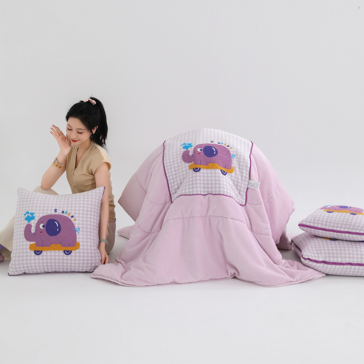 91家纺网 家纺一手货源 找家纺 翰轩家居 2025新款卡通牛奶绒抱枕被毛巾绣系列 滑板象