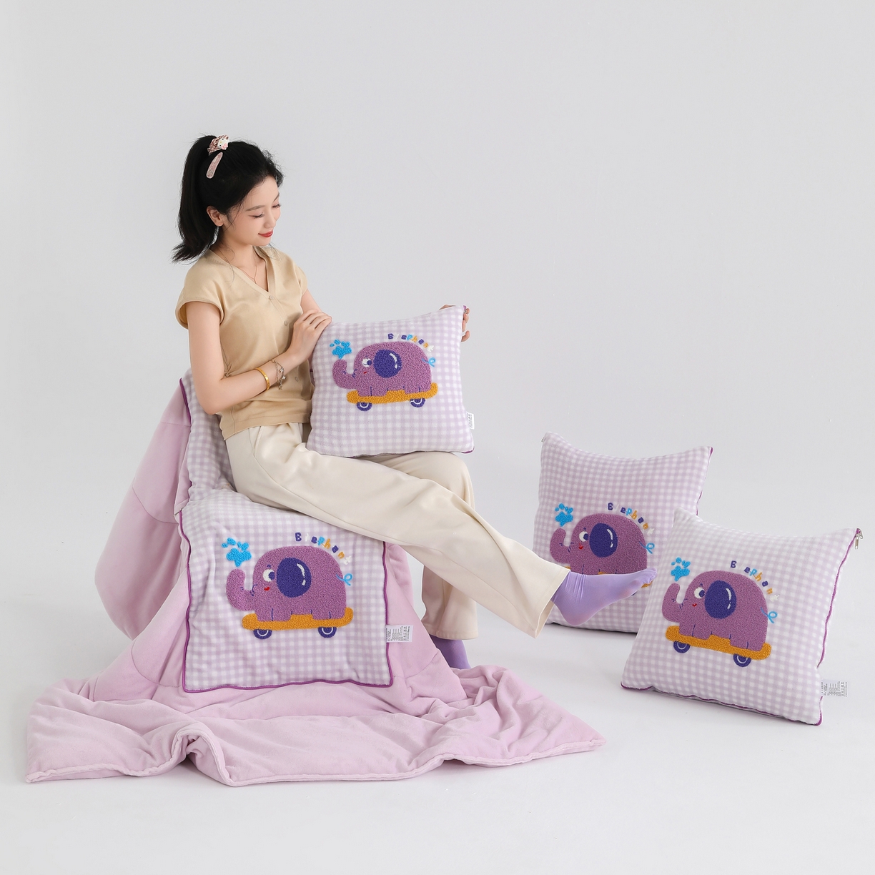 91家纺网 家纺一手货源 找家纺 翰轩家居 2025新款卡通牛奶绒抱枕被毛巾绣系列 滑板象