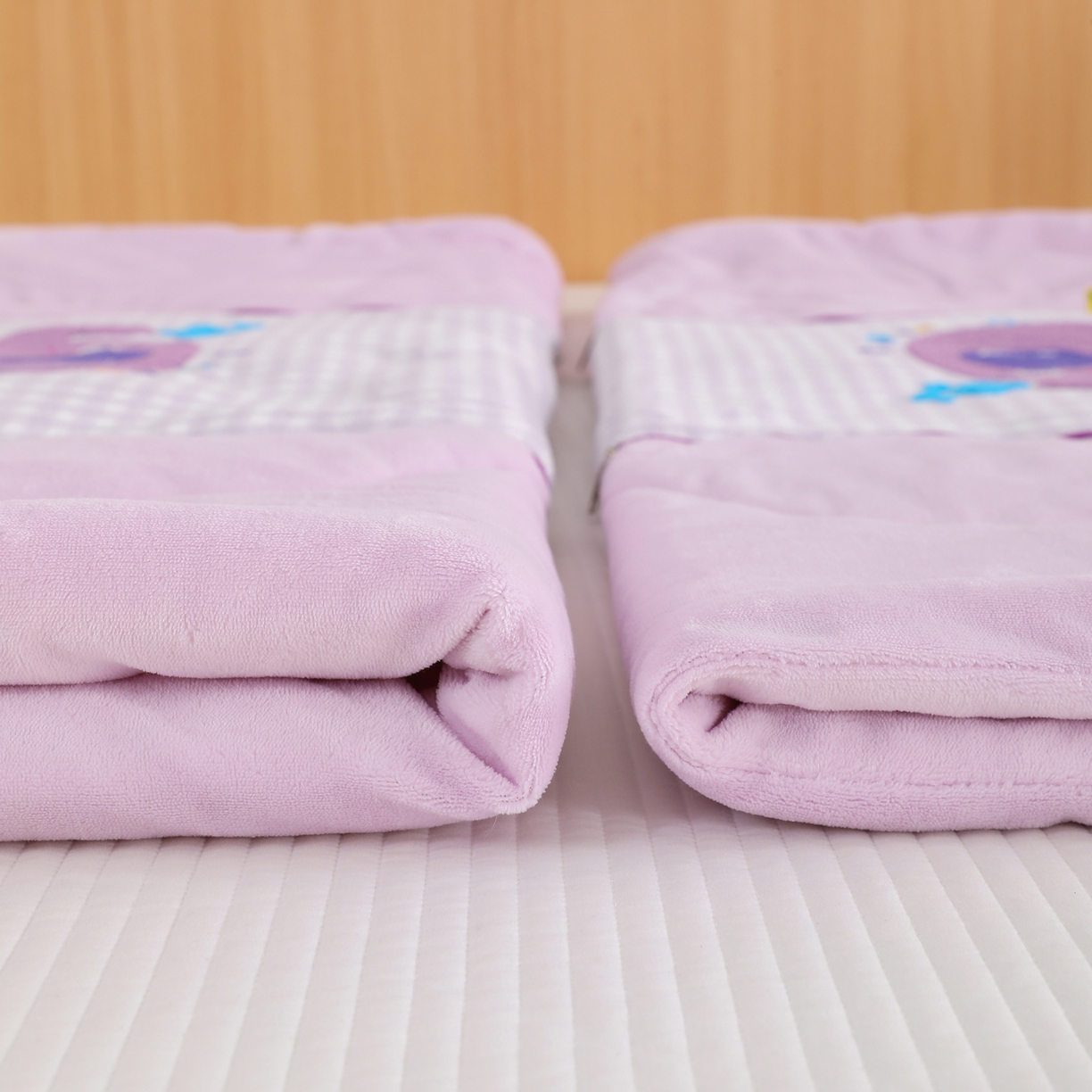 91家纺网 家纺一手货源 找家纺 翰轩家居 2025新款卡通牛奶绒抱枕被毛巾绣系列 滑板象