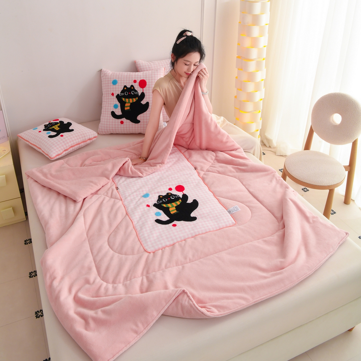 91家纺网 家纺一手货源 找家纺 翰轩家居 2025新款卡通牛奶绒抱枕被毛巾绣系列 气球猫-粉