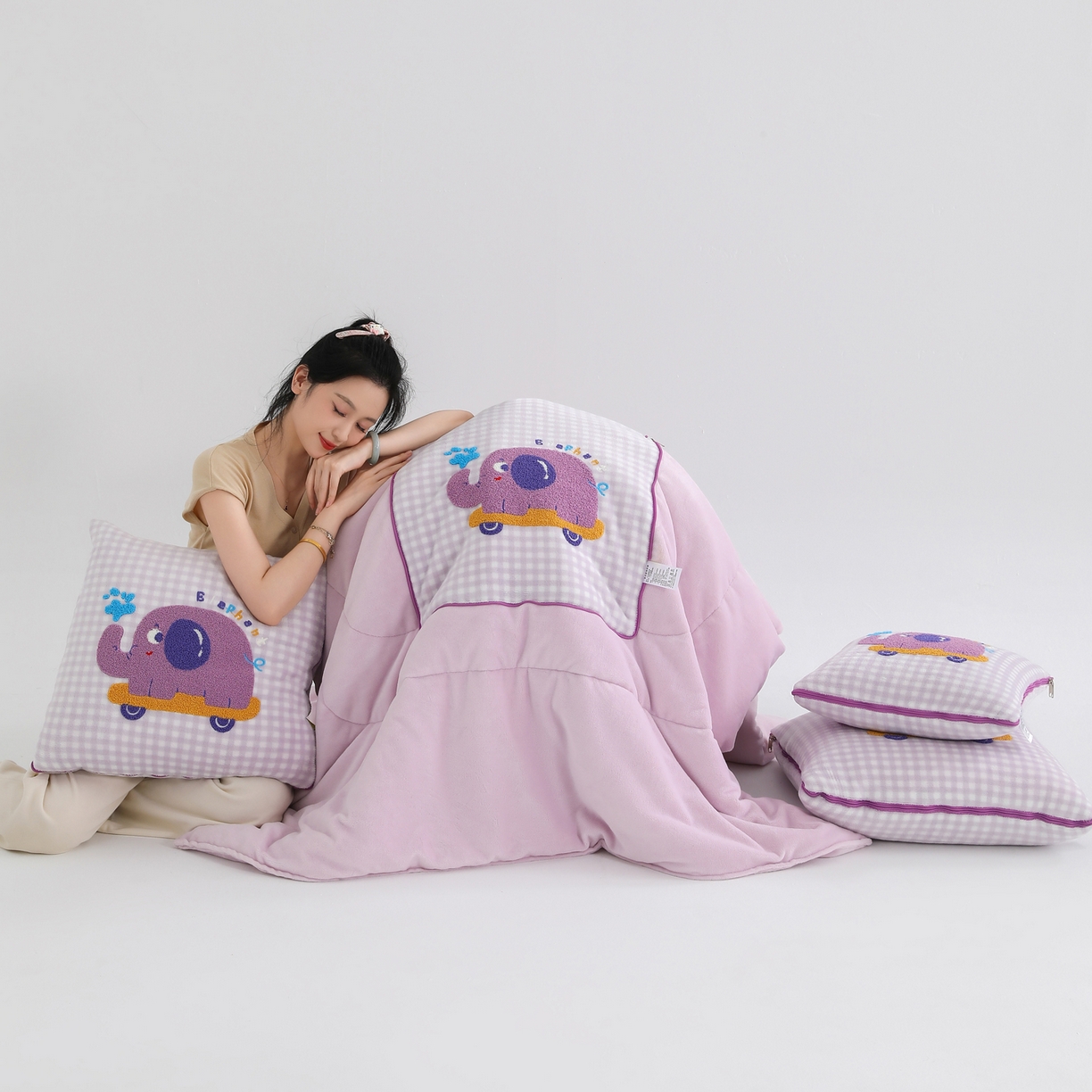 91家纺网 家纺一手货源 找家纺 翰轩家居 2025新款卡通牛奶绒抱枕被毛巾绣系列 滑板象