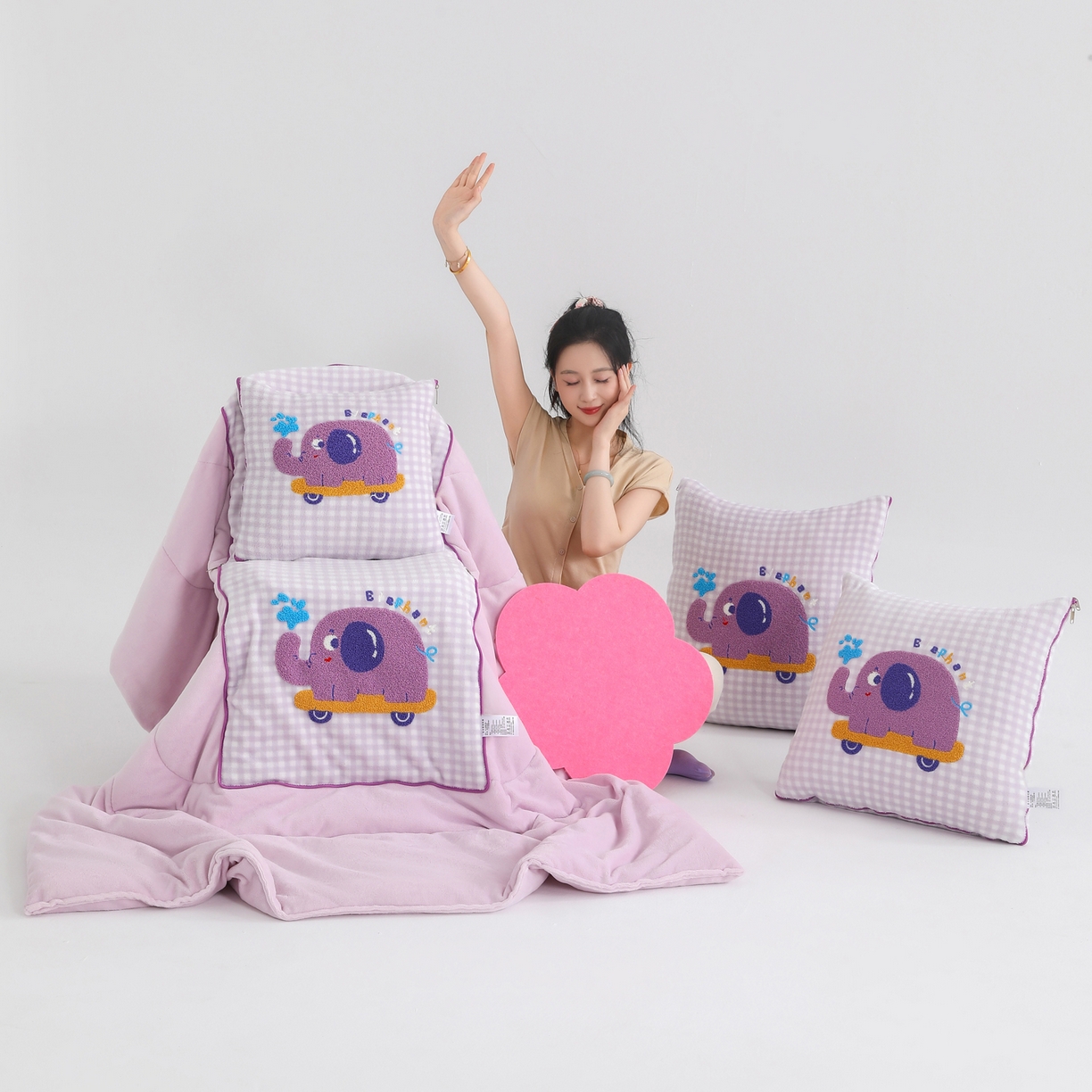 91家纺网 家纺一手货源 找家纺 翰轩家居 2025新款卡通牛奶绒抱枕被毛巾绣系列 滑板象