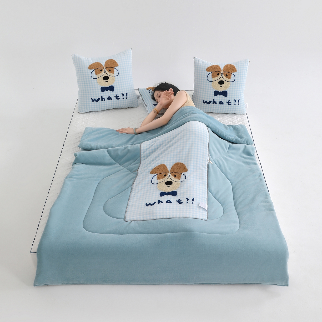 91家纺网 家纺一手货源 找家纺 翰轩家居 2025新款卡通牛奶绒抱枕被毛巾绣系列 眼镜狗-蓝