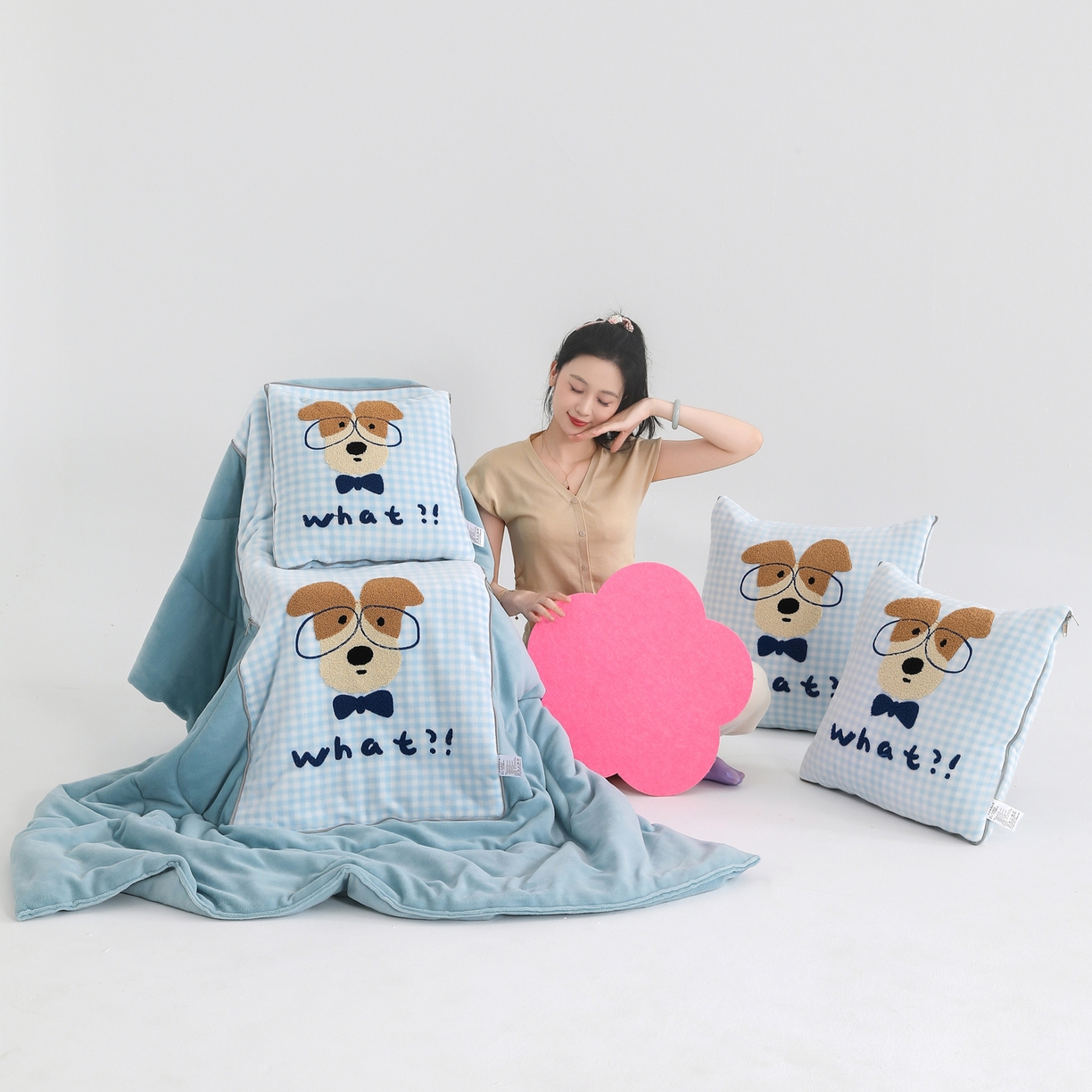 91家纺网 家纺一手货源 找家纺 翰轩家居 2025新款卡通牛奶绒抱枕被毛巾绣系列 眼镜狗-蓝