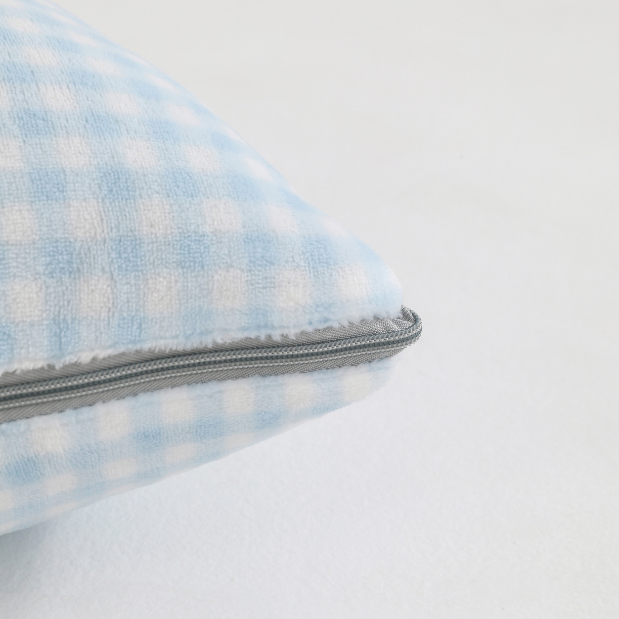 91家纺网 家纺一手货源 找家纺 翰轩家居 2025新款卡通牛奶绒抱枕被毛巾绣系列 眼镜狗-蓝