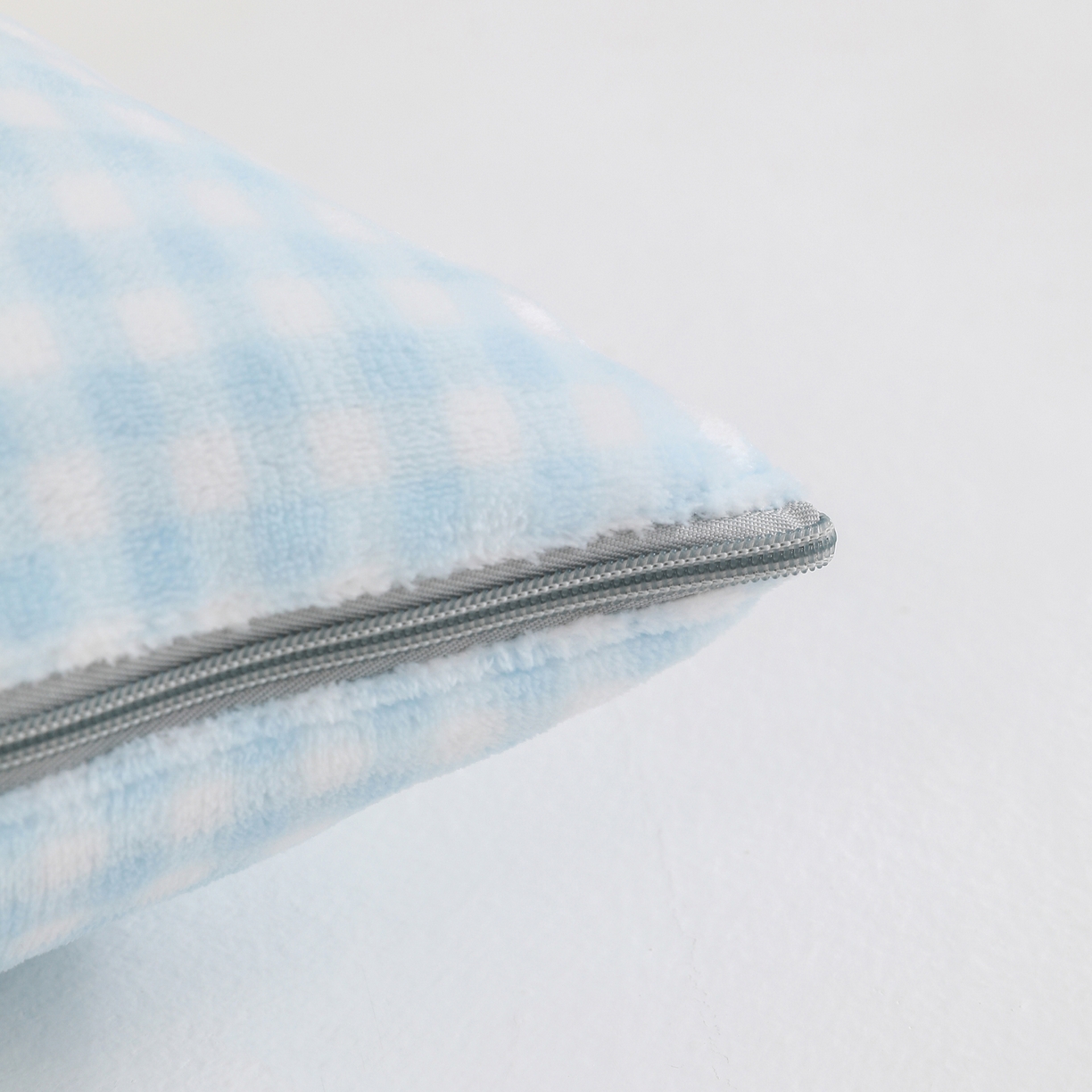 91家纺网 家纺一手货源 找家纺 翰轩家居 2025新款卡通牛奶绒抱枕被毛巾绣系列 气球猫-蓝