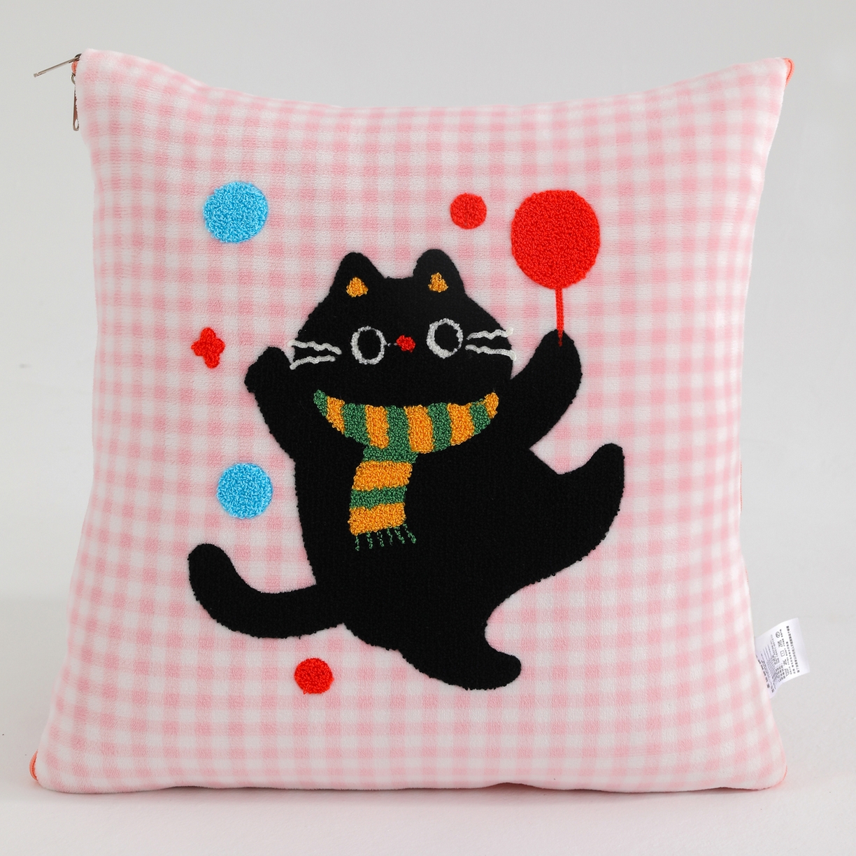 91家纺网 家纺一手货源 找家纺 翰轩家居 2025新款卡通牛奶绒抱枕被毛巾绣系列 气球猫-粉