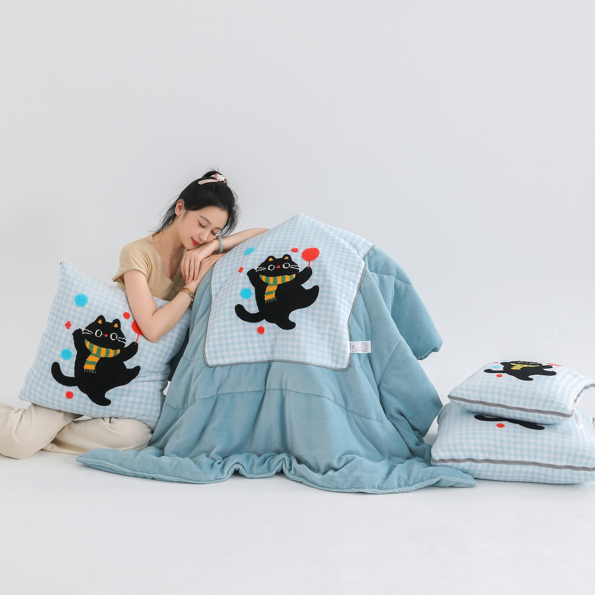 91家纺网 家纺一手货源 找家纺 翰轩家居 2025新款卡通牛奶绒抱枕被毛巾绣系列 气球猫-蓝