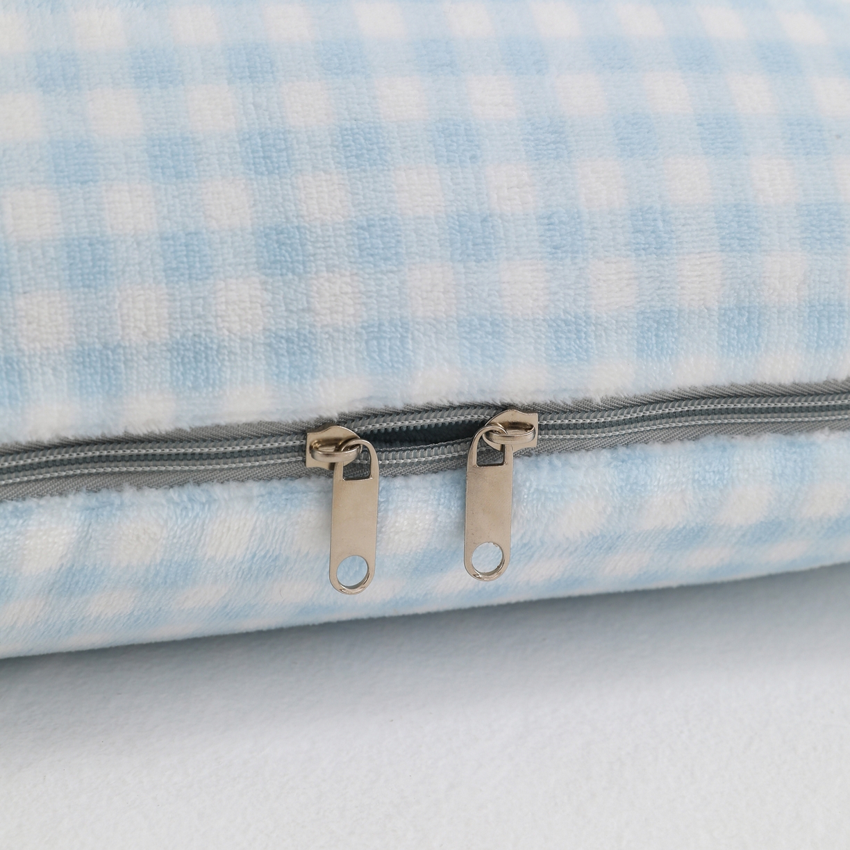 91家纺网 家纺一手货源 找家纺 翰轩家居 2025新款卡通牛奶绒抱枕被毛巾绣系列 眼镜狗-蓝