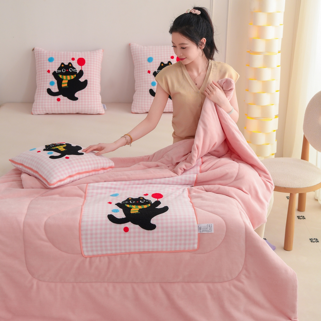91家纺网 家纺一手货源 找家纺 翰轩家居 2025新款卡通牛奶绒抱枕被毛巾绣系列 气球猫-粉