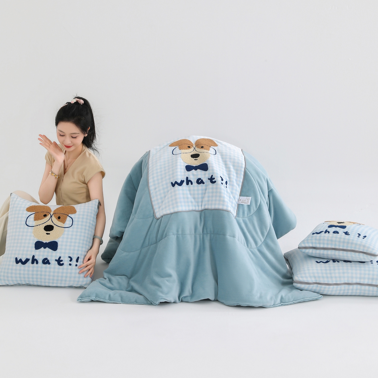 91家纺网 家纺一手货源 找家纺 翰轩家居 2025新款卡通牛奶绒抱枕被毛巾绣系列 眼镜狗-蓝