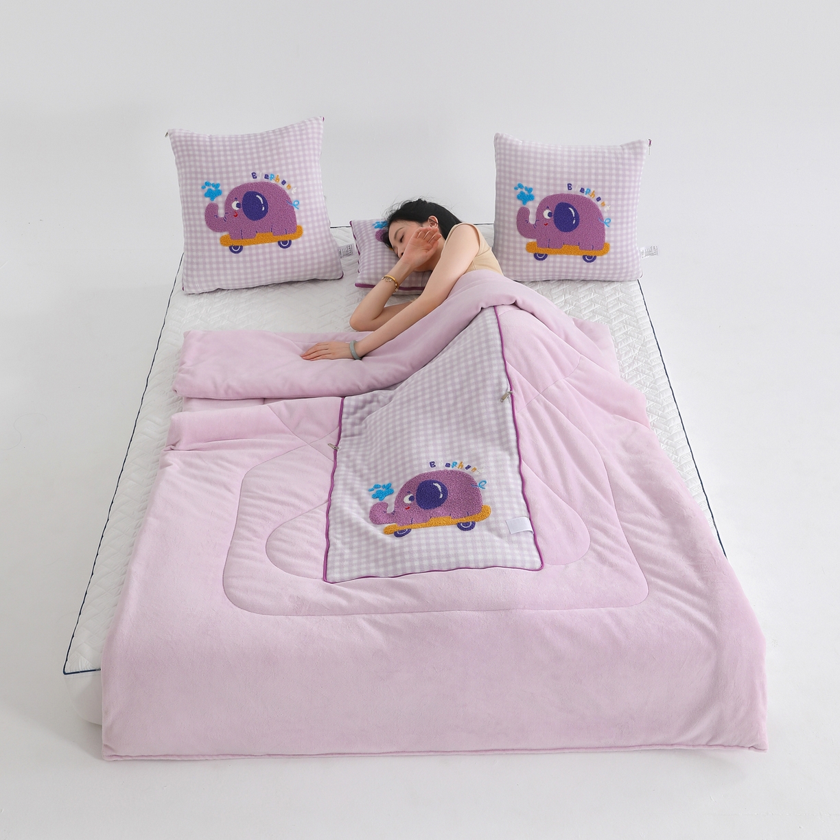 91家纺网 家纺一手货源 找家纺 翰轩家居 2025新款卡通牛奶绒抱枕被毛巾绣系列 滑板象