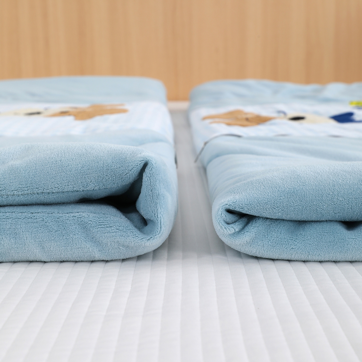 91家纺网 家纺一手货源 找家纺 翰轩家居 2025新款卡通牛奶绒抱枕被毛巾绣系列 眼镜狗-蓝