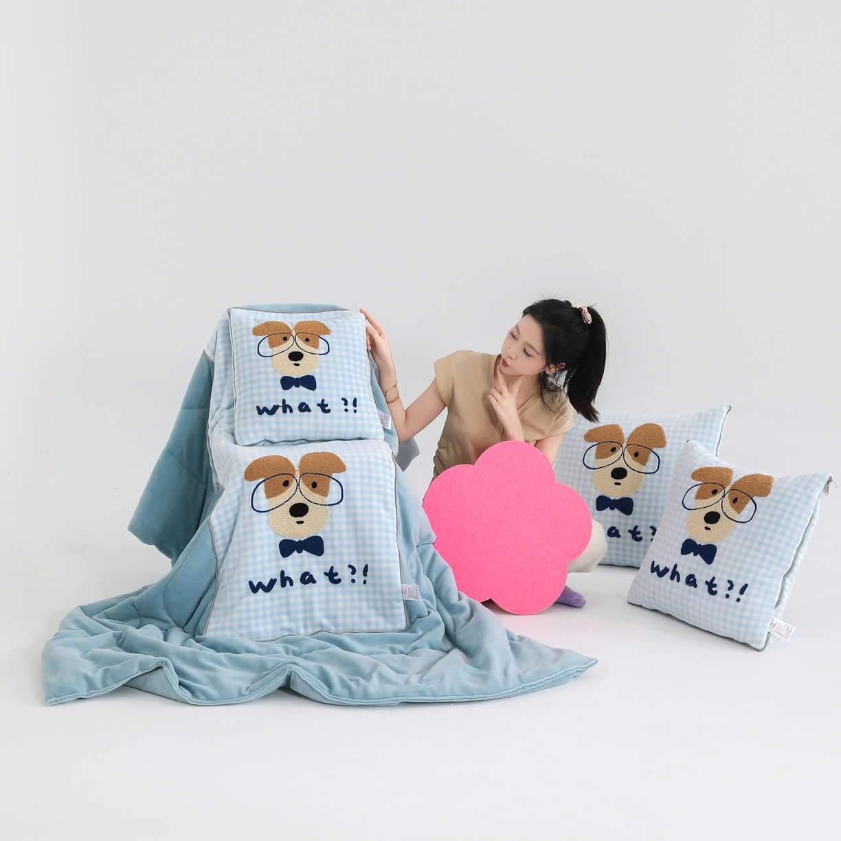 91家纺网 家纺一手货源 找家纺 翰轩家居 2025新款卡通牛奶绒抱枕被毛巾绣系列 眼镜狗-蓝