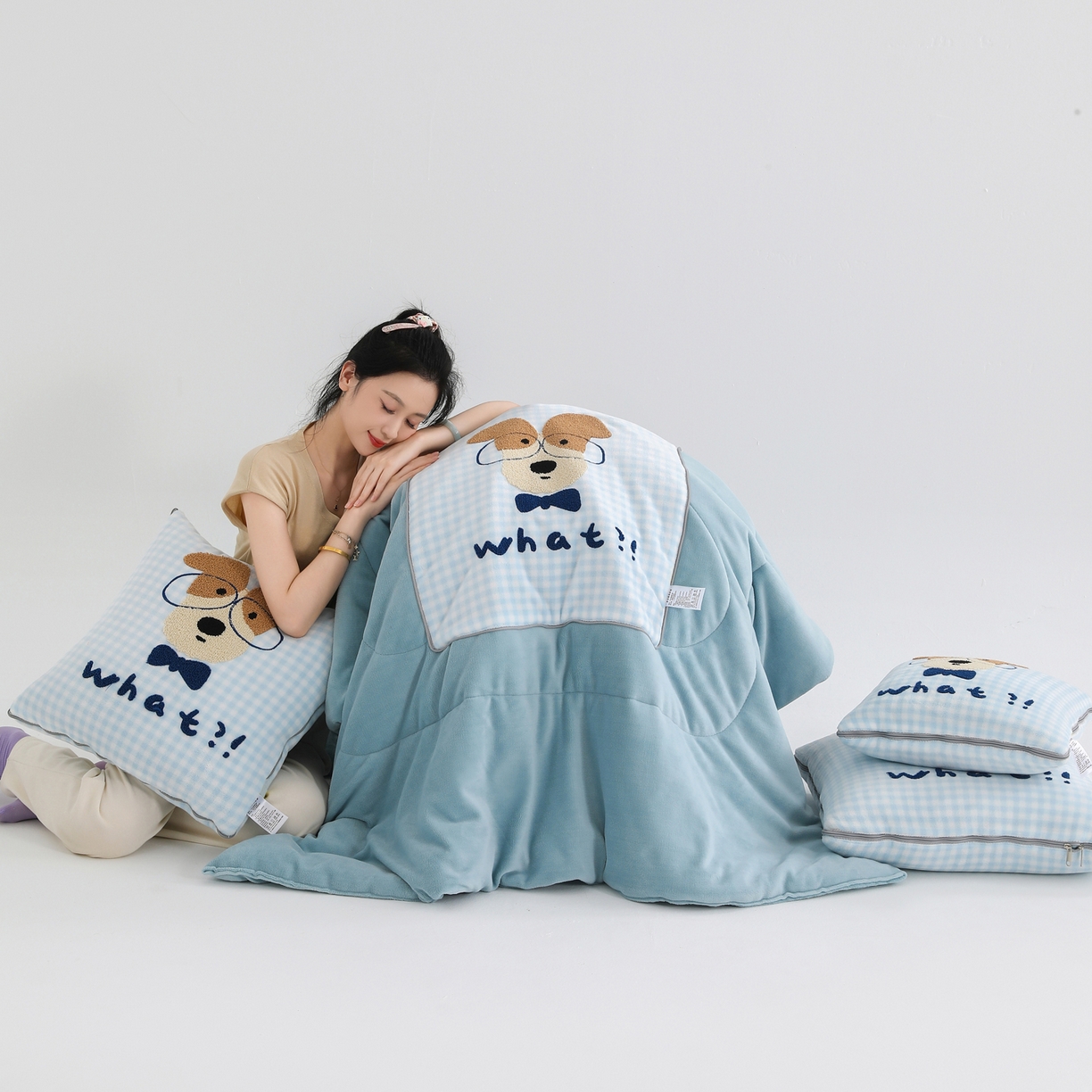 91家纺网 家纺一手货源 找家纺 翰轩家居 2025新款卡通牛奶绒抱枕被毛巾绣系列 眼镜狗-蓝