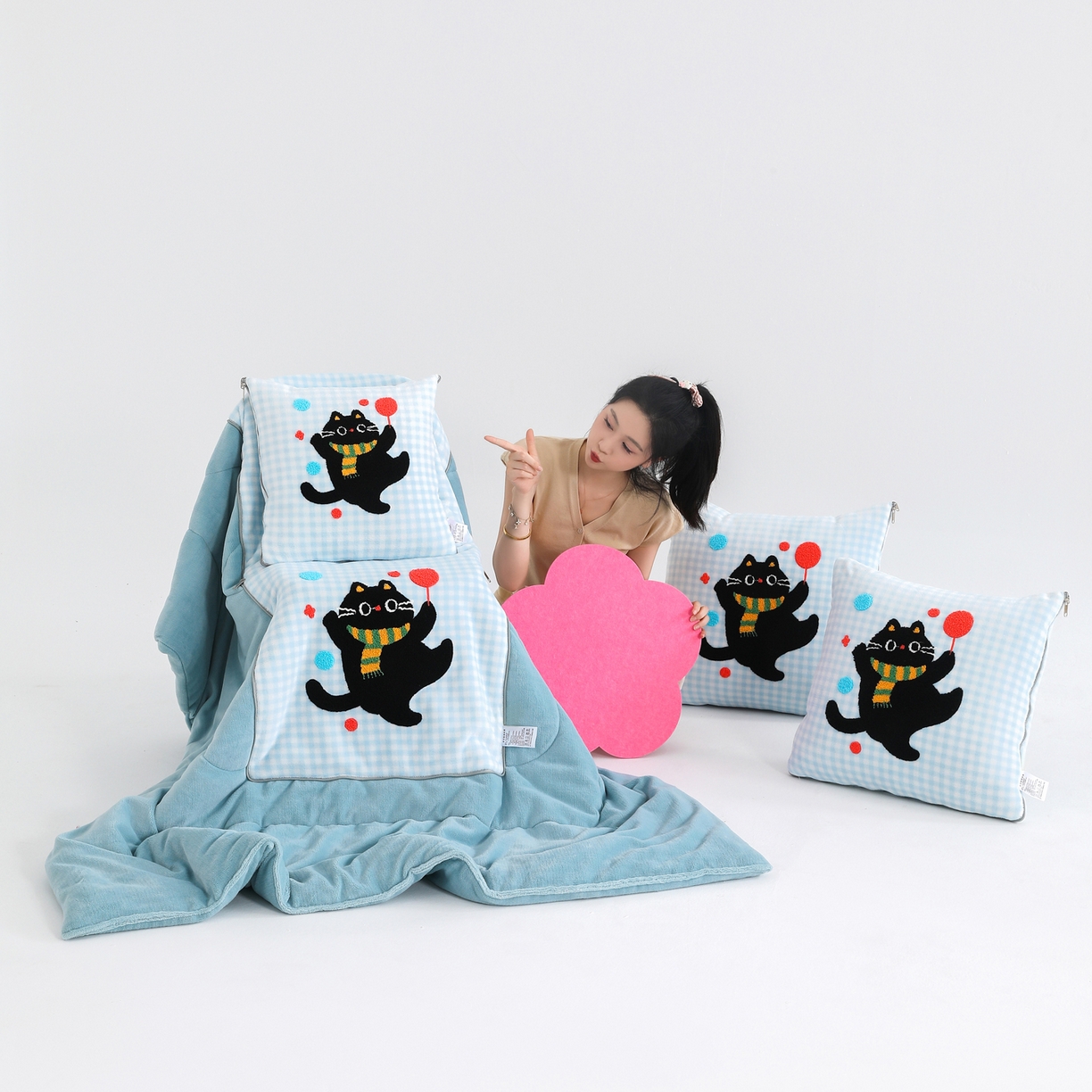 91家纺网 家纺一手货源 找家纺 翰轩家居 2025新款卡通牛奶绒抱枕被毛巾绣系列 气球猫-蓝