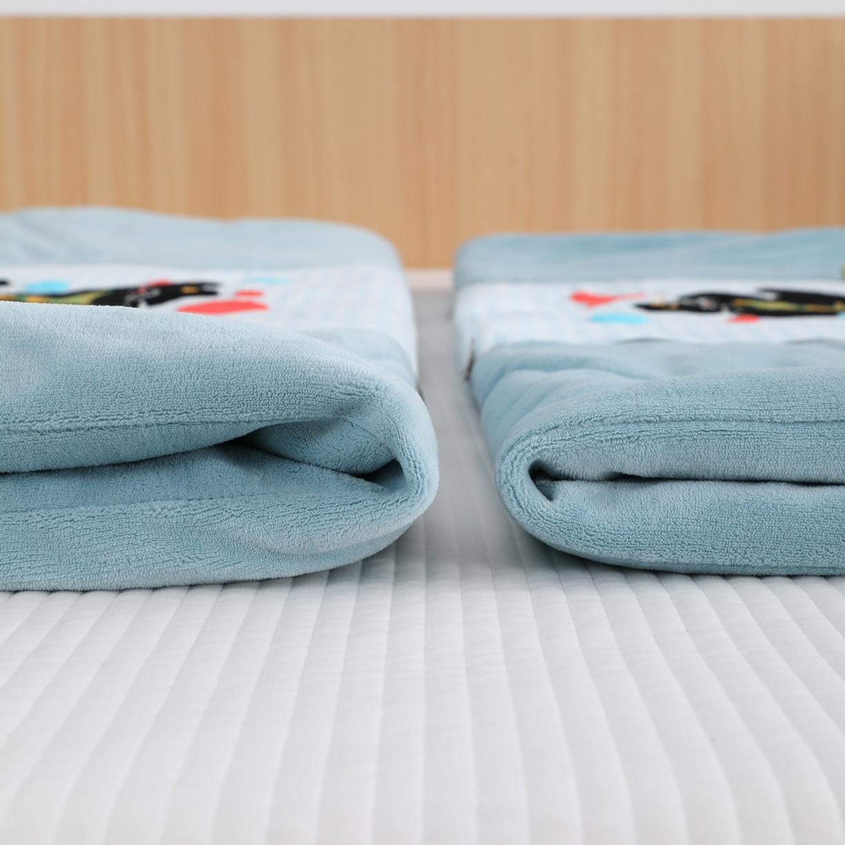 91家纺网 家纺一手货源 找家纺 翰轩家居 2025新款卡通牛奶绒抱枕被毛巾绣系列 气球猫-蓝