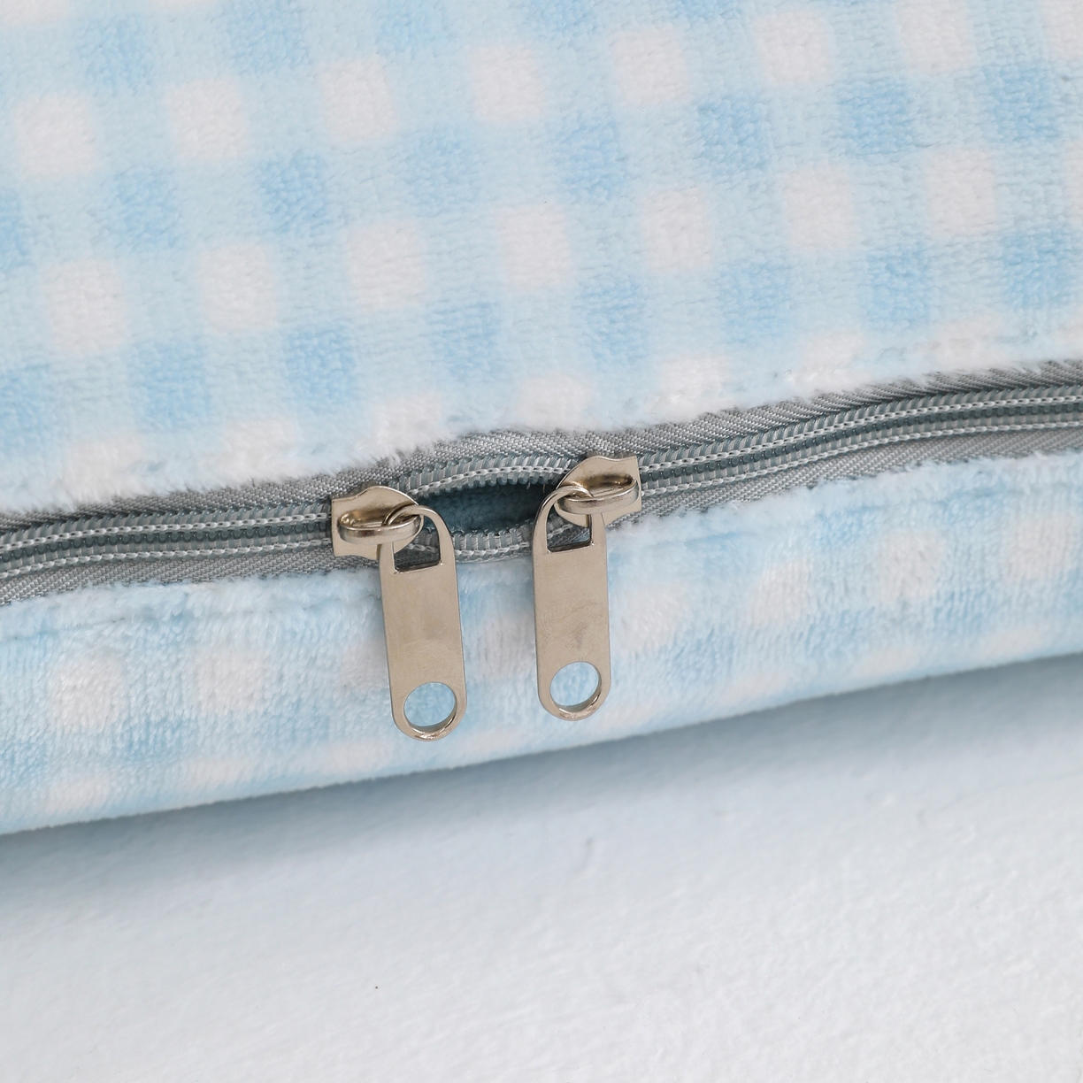 91家纺网 家纺一手货源 找家纺 翰轩家居 2025新款卡通牛奶绒抱枕被毛巾绣系列 气球猫-蓝