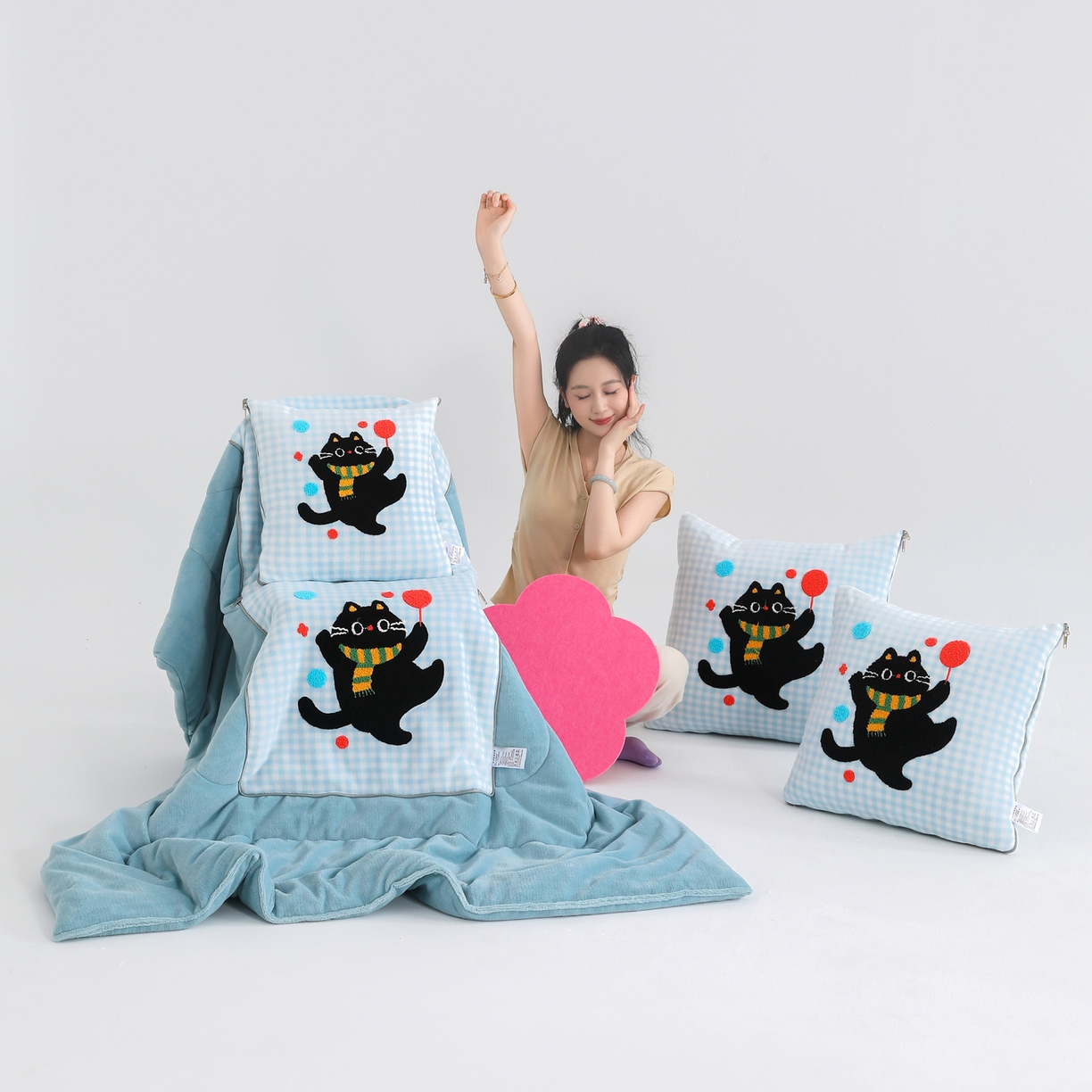 91家纺网 家纺一手货源 找家纺 翰轩家居 2025新款卡通牛奶绒抱枕被毛巾绣系列 气球猫-蓝