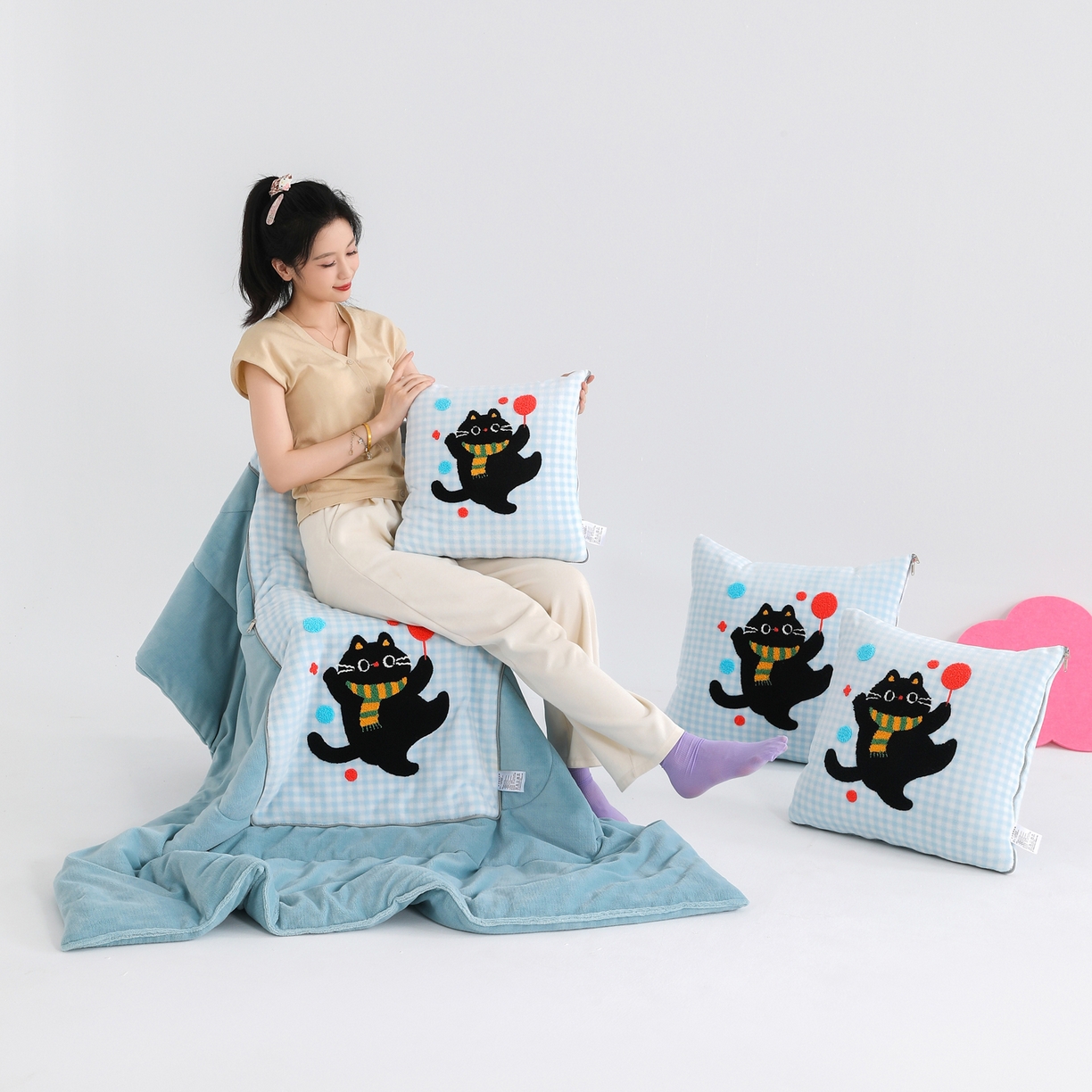 91家纺网 家纺一手货源 找家纺 翰轩家居 2025新款卡通牛奶绒抱枕被毛巾绣系列 气球猫-蓝