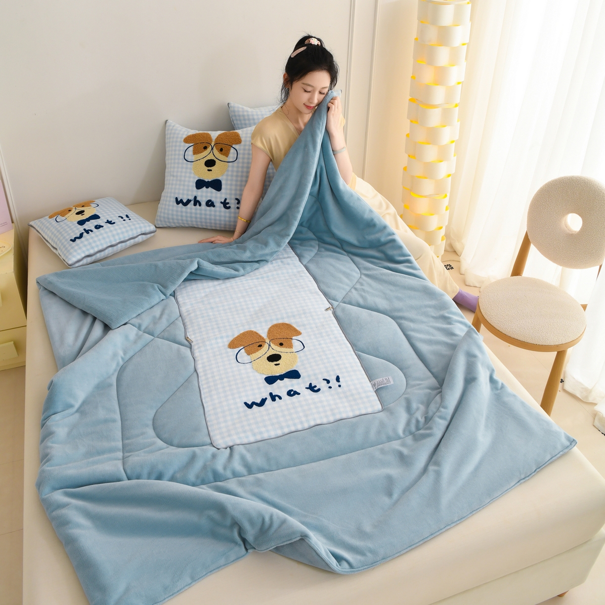 91家纺网 家纺一手货源 找家纺 翰轩家居 2025新款卡通牛奶绒抱枕被毛巾绣系列 眼镜狗-蓝