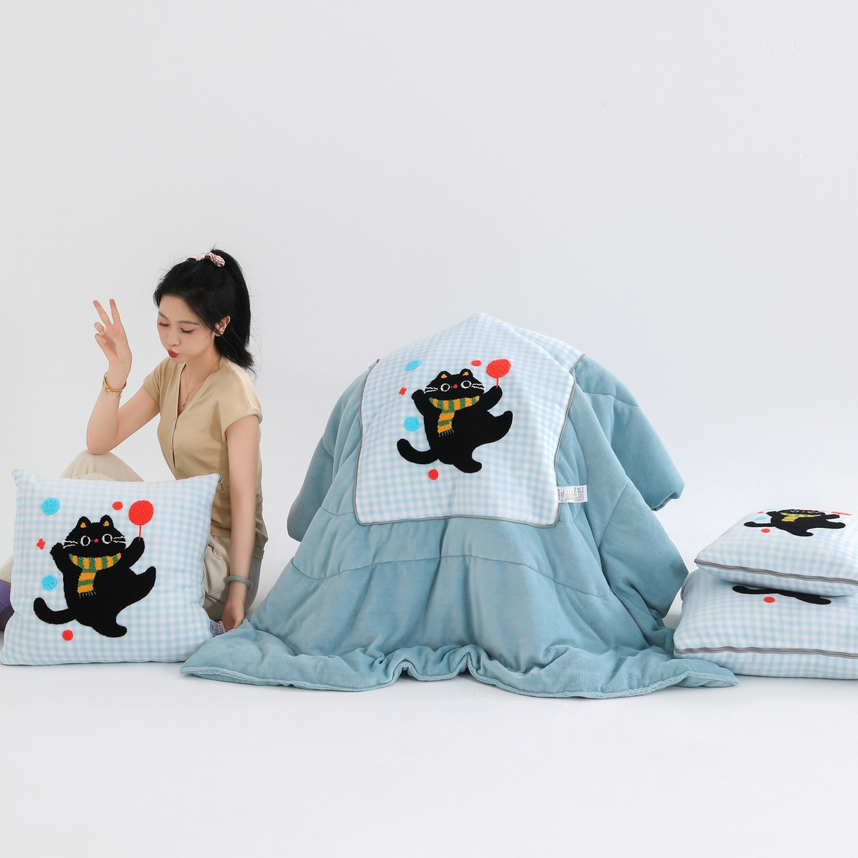 91家纺网 家纺一手货源 找家纺 翰轩家居 2025新款卡通牛奶绒抱枕被毛巾绣系列 气球猫-蓝