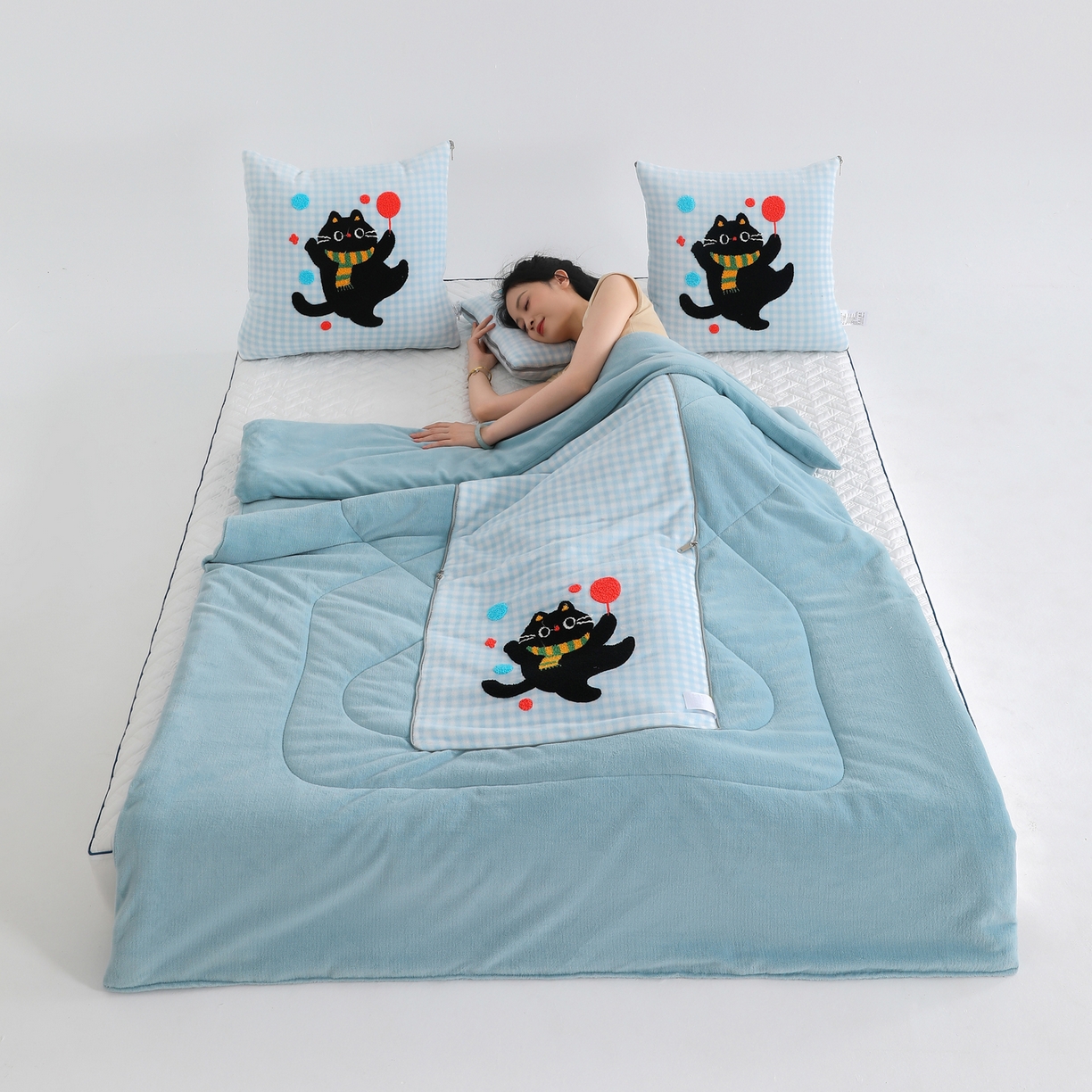 91家纺网 家纺一手货源 找家纺 翰轩家居 2025新款卡通牛奶绒抱枕被毛巾绣系列 气球猫-蓝