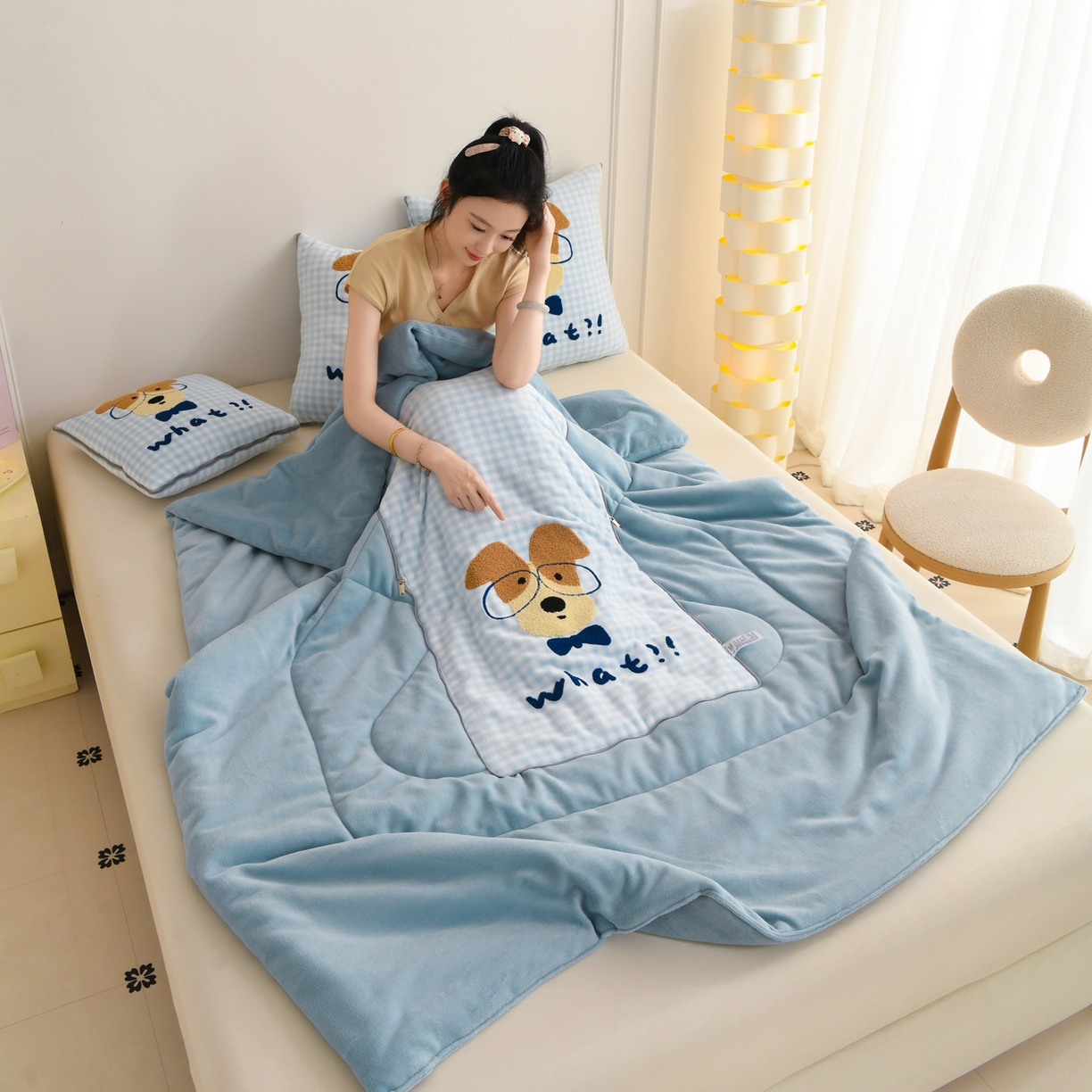 91家纺网 家纺一手货源 找家纺 翰轩家居 2025新款卡通牛奶绒抱枕被毛巾绣系列 眼镜狗-蓝