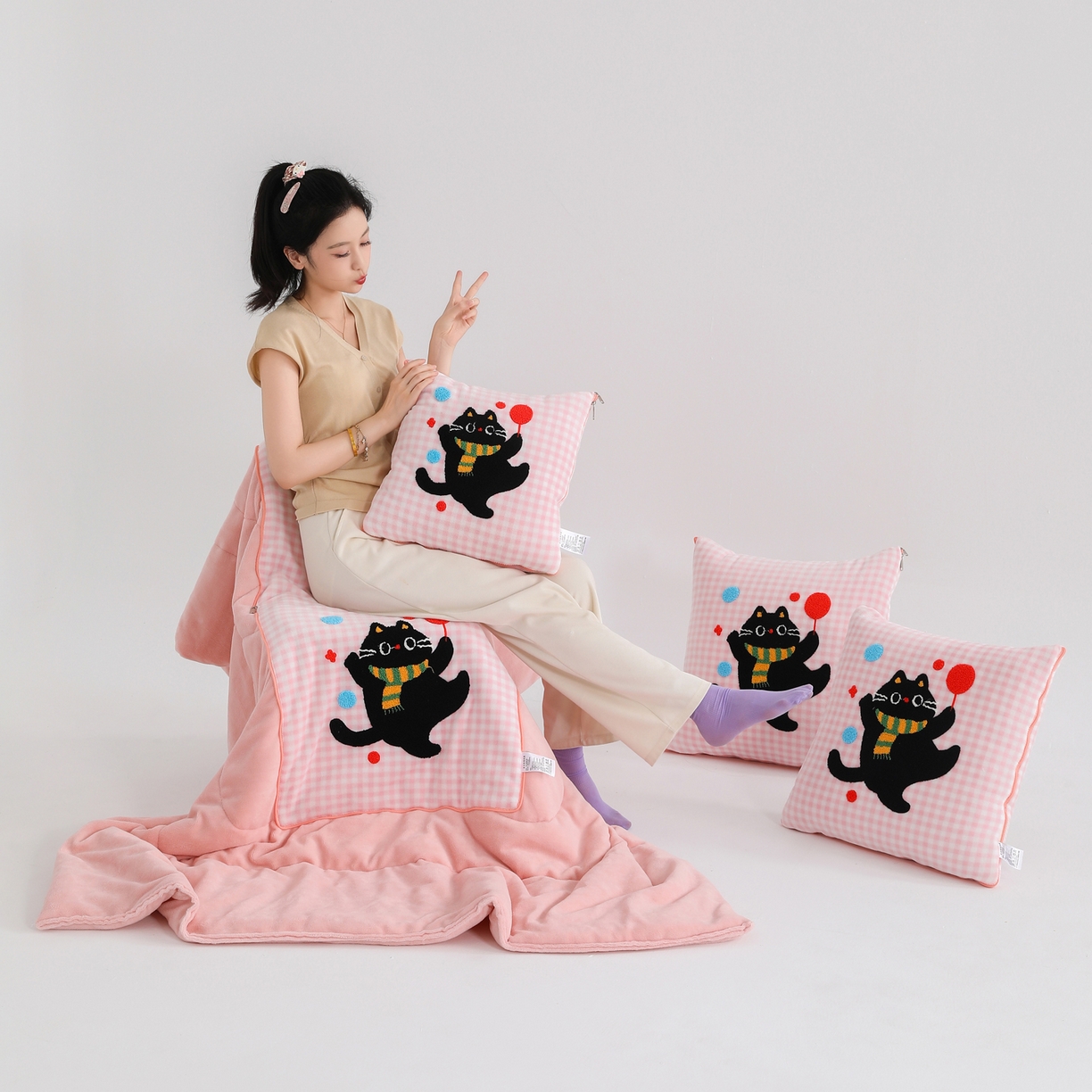 91家纺网 家纺一手货源 找家纺 翰轩家居 2025新款卡通牛奶绒抱枕被毛巾绣系列 气球猫-粉