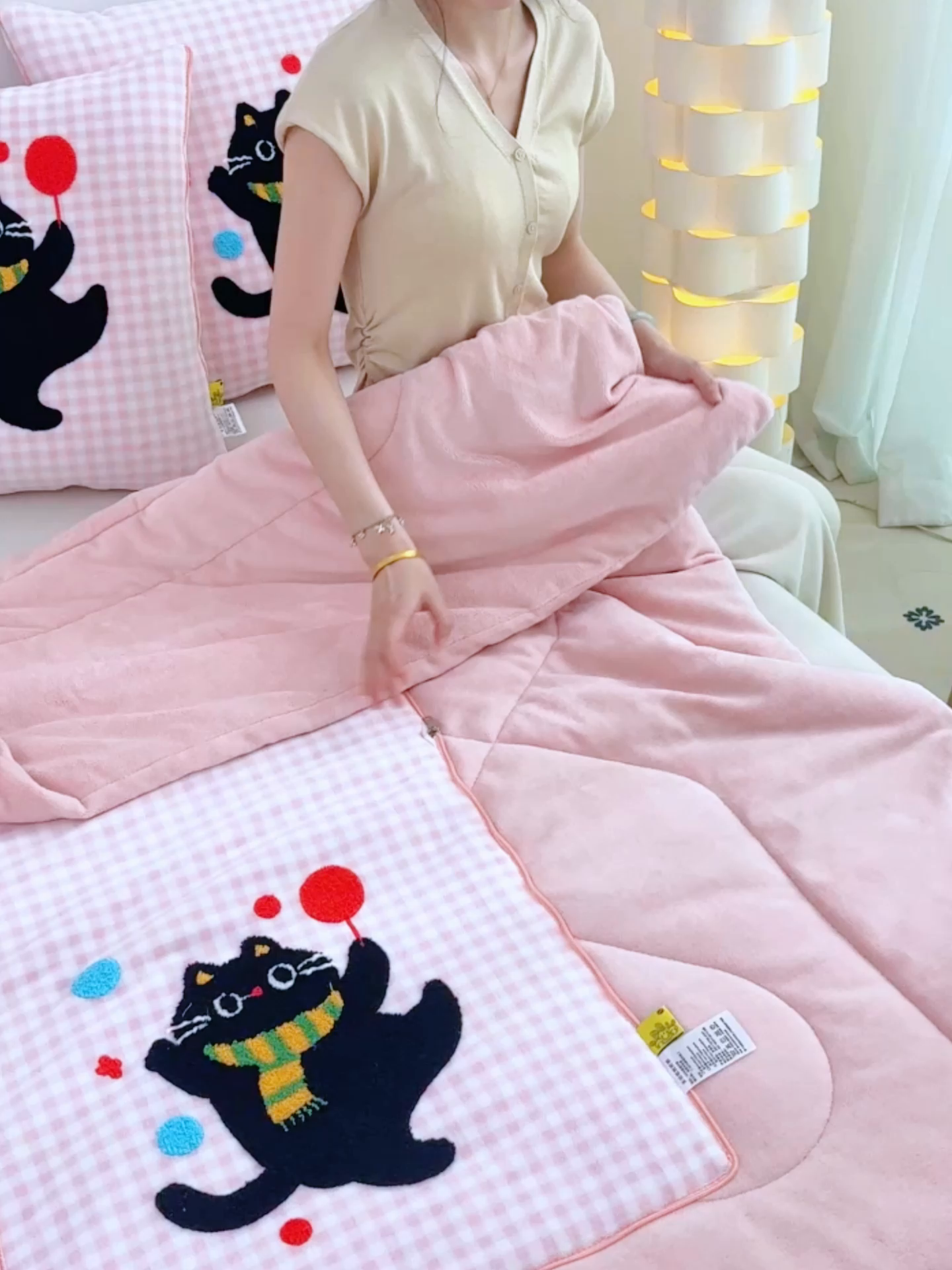 91家纺网 家纺一手货源 找家纺 翰轩家居 2025新款卡通牛奶绒抱枕被毛巾绣系列 气球猫-粉