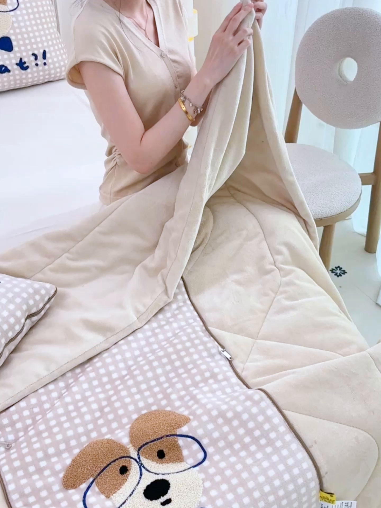 91家纺网 家纺一手货源 找家纺 翰轩家居 2025新款卡通牛奶绒抱枕被毛巾绣系列 眼镜狗-咖