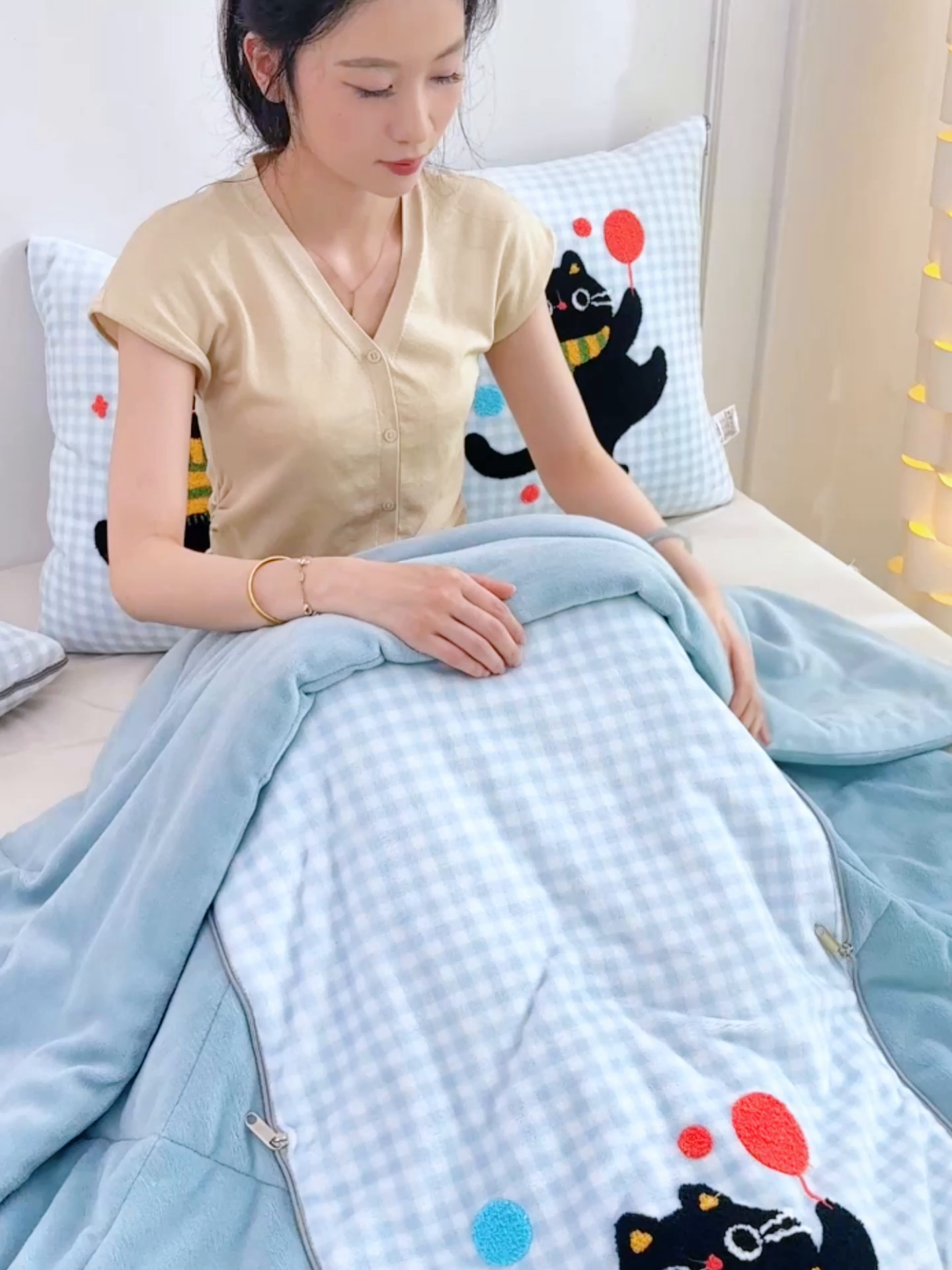 91家纺网 家纺一手货源 找家纺 翰轩家居 2025新款卡通牛奶绒抱枕被毛巾绣系列 气球猫-蓝