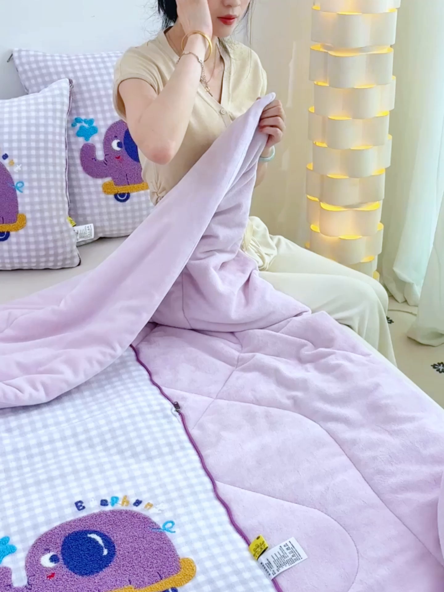 91家纺网 家纺一手货源 找家纺 翰轩家居 2025新款卡通牛奶绒抱枕被毛巾绣系列 滑板象