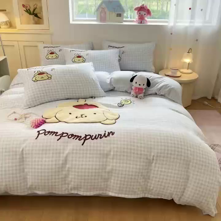 91家纺网 家纺一手货源 找家纺 桃心家居 2025新款A类三丽鸥正版授权云柔水洗棉兔毛贴布绣刺绣软糯四件套 云柔水洗棉-贴布绣蓝格布丁狗