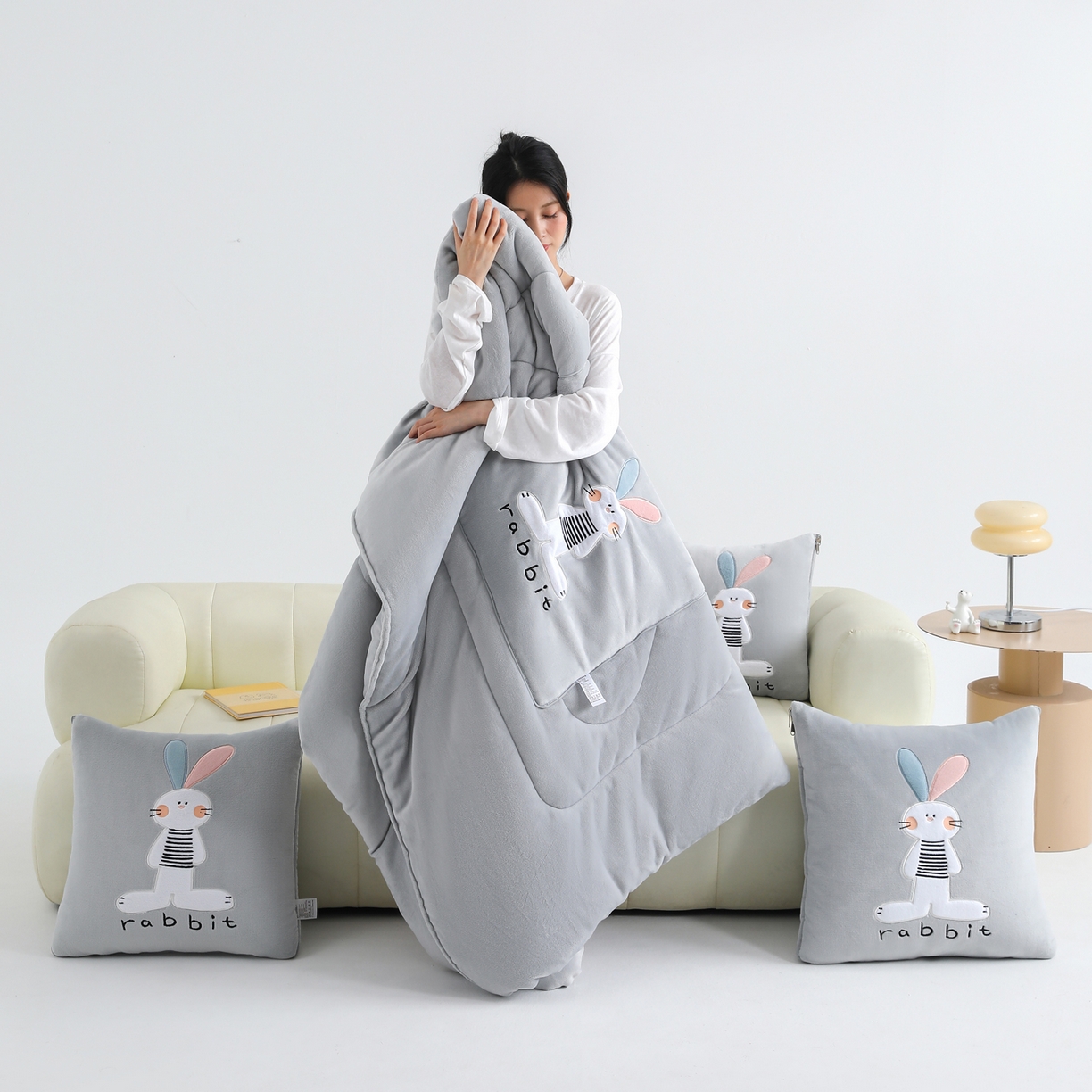 91家纺网 家纺一手货源 找家纺 （总）翰轩家居 2025新款卡通牛奶绒贴布绣抱枕被-梦幻兔系列