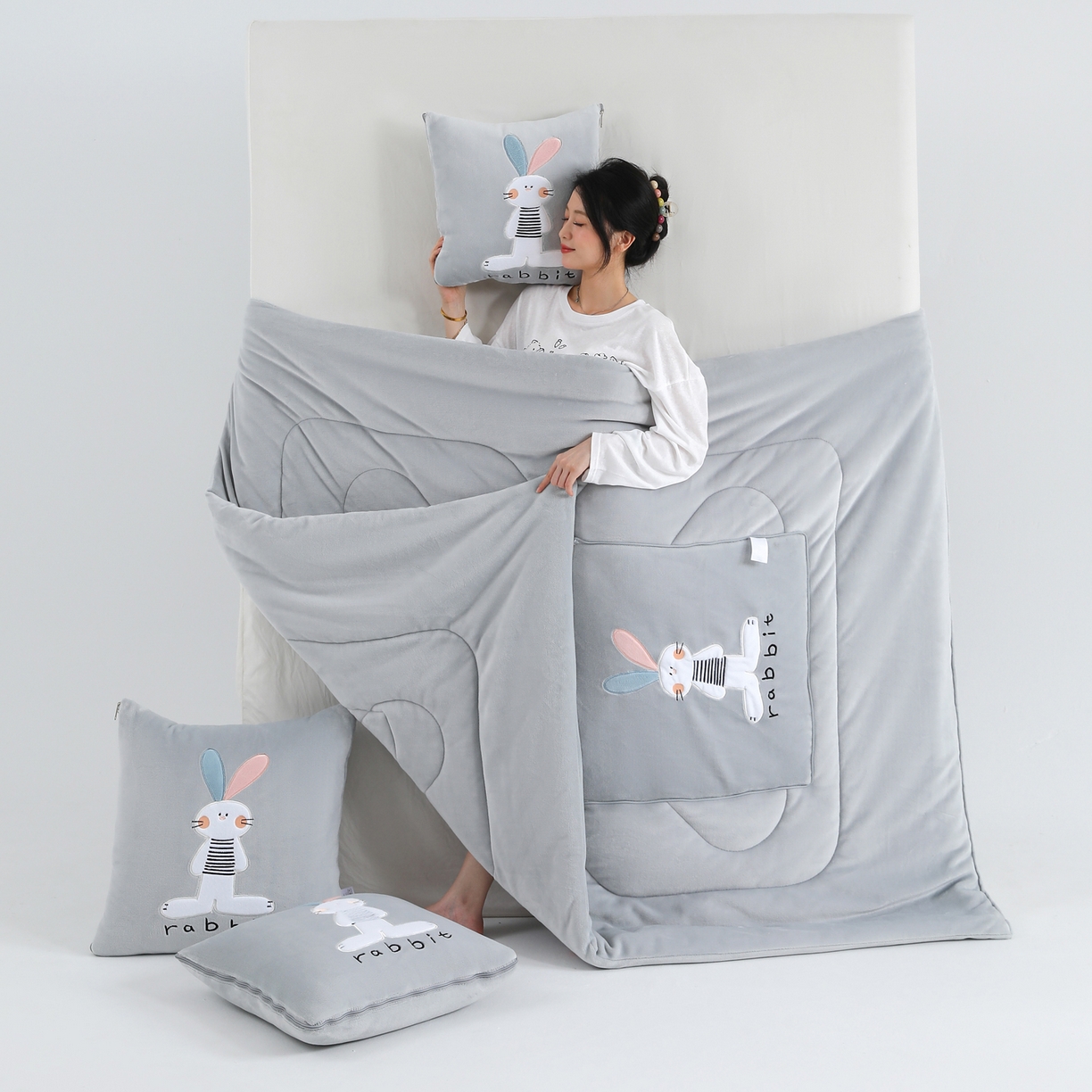 91家纺网 家纺一手货源 找家纺 （总）翰轩家居 2025新款卡通牛奶绒贴布绣抱枕被-梦幻兔系列