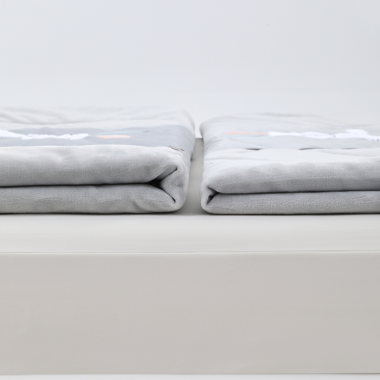 91家纺网 家纺一手货源 找家纺 （总）翰轩家居 2025新款卡通牛奶绒贴布绣抱枕被-梦幻兔系列