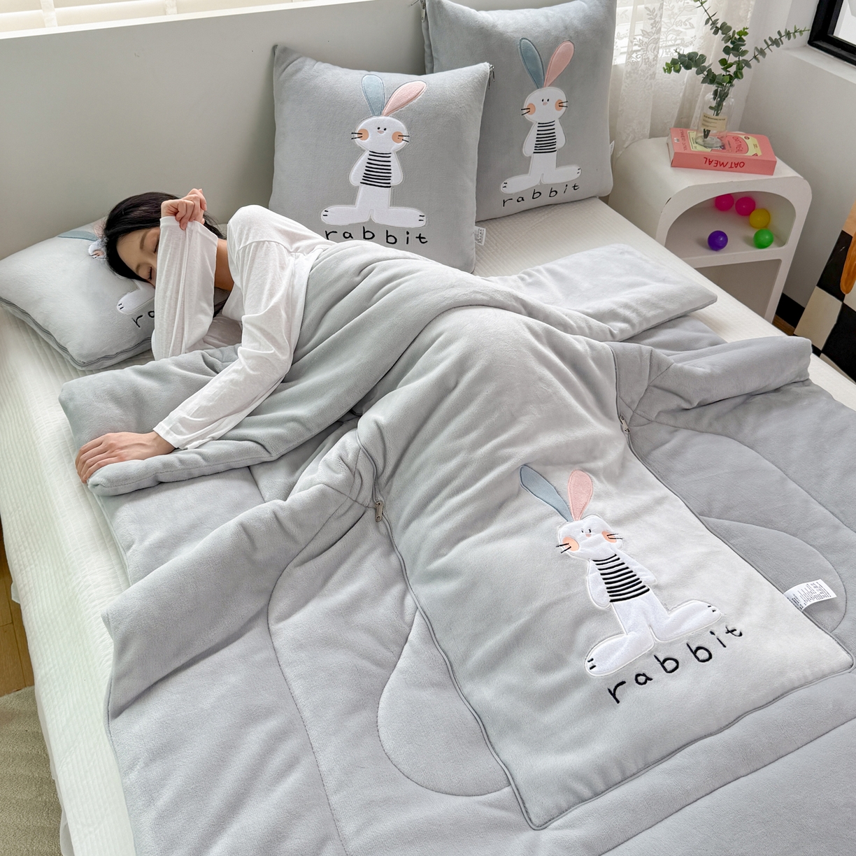 91家纺网 家纺一手货源 找家纺 （总）翰轩家居 2025新款卡通牛奶绒贴布绣抱枕被-梦幻兔系列