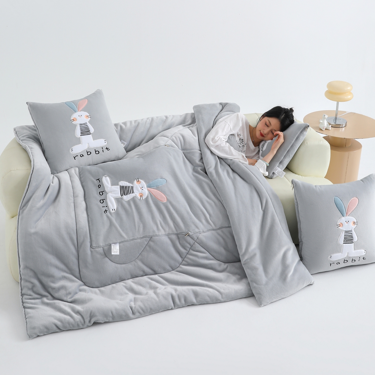 91家纺网 家纺一手货源 找家纺 （总）翰轩家居 2025新款卡通牛奶绒贴布绣抱枕被-梦幻兔系列