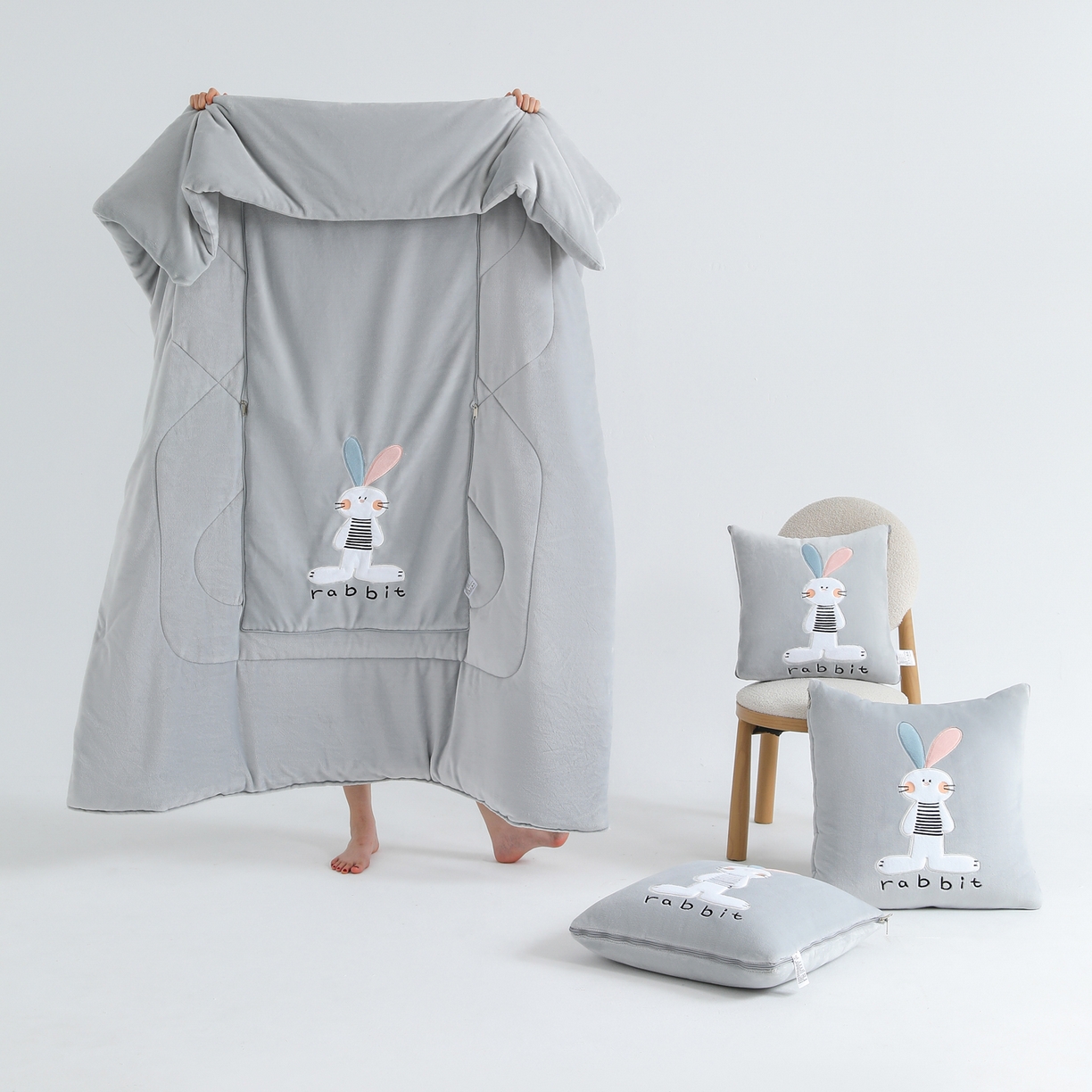 91家纺网 家纺一手货源 找家纺 （总）翰轩家居 2025新款卡通牛奶绒贴布绣抱枕被-梦幻兔系列