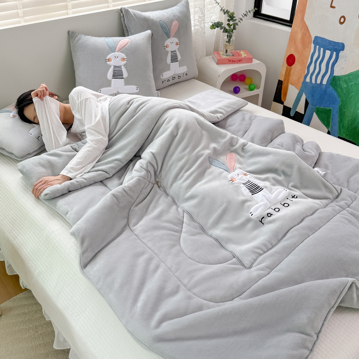 91家纺网 家纺一手货源 找家纺 （总）翰轩家居 2025新款卡通牛奶绒贴布绣抱枕被-梦幻兔系列