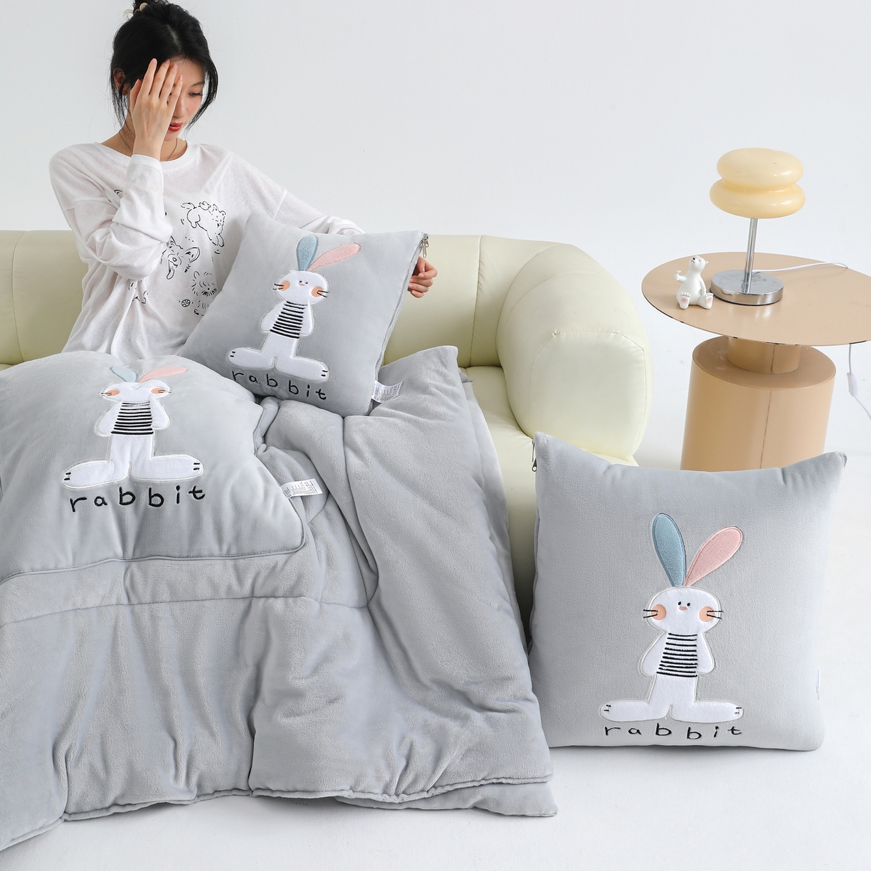 91家纺网 家纺一手货源 找家纺 （总）翰轩家居 2025新款卡通牛奶绒贴布绣抱枕被-梦幻兔系列