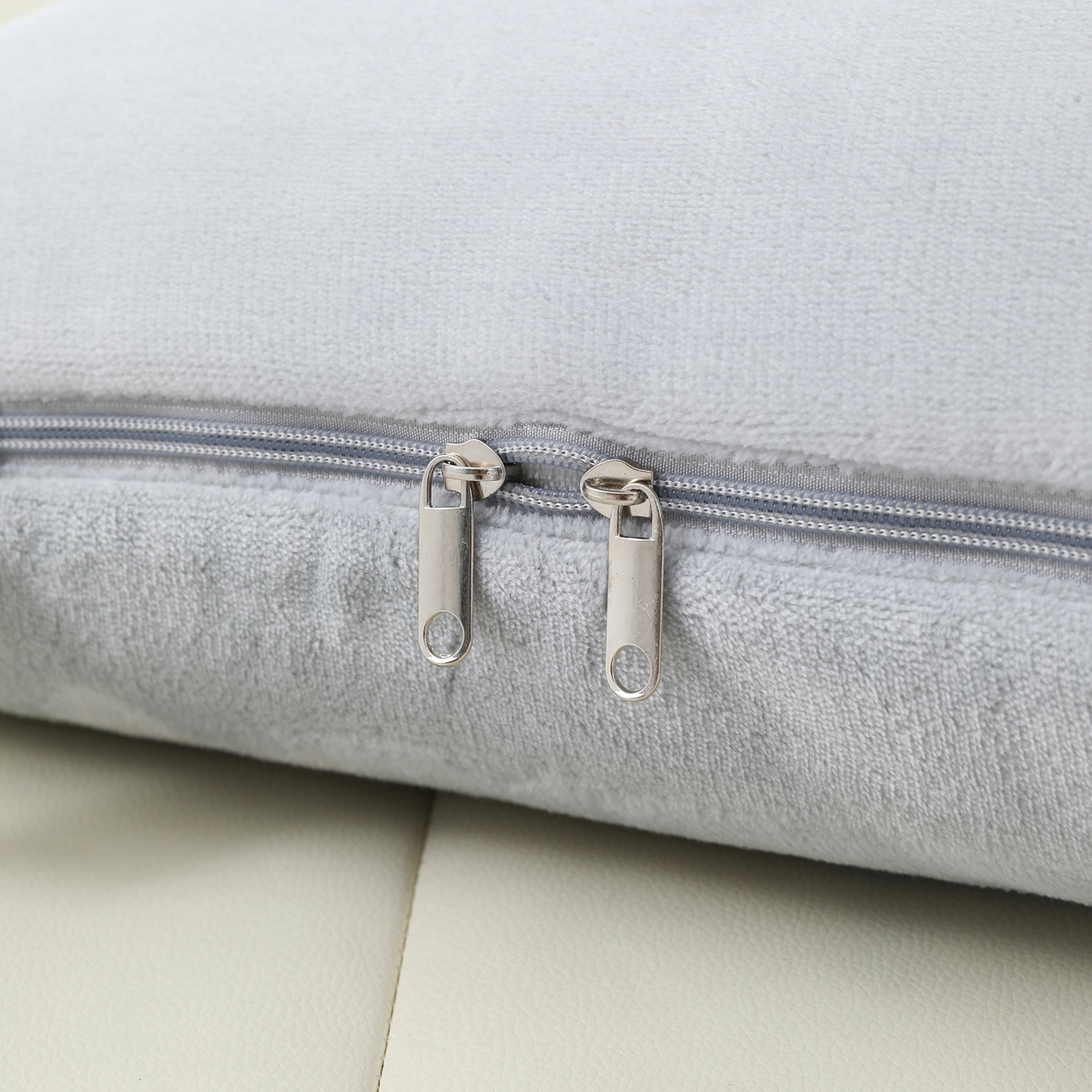 91家纺网 家纺一手货源 找家纺 （总）翰轩家居 2025新款卡通牛奶绒贴布绣抱枕被-梦幻兔系列