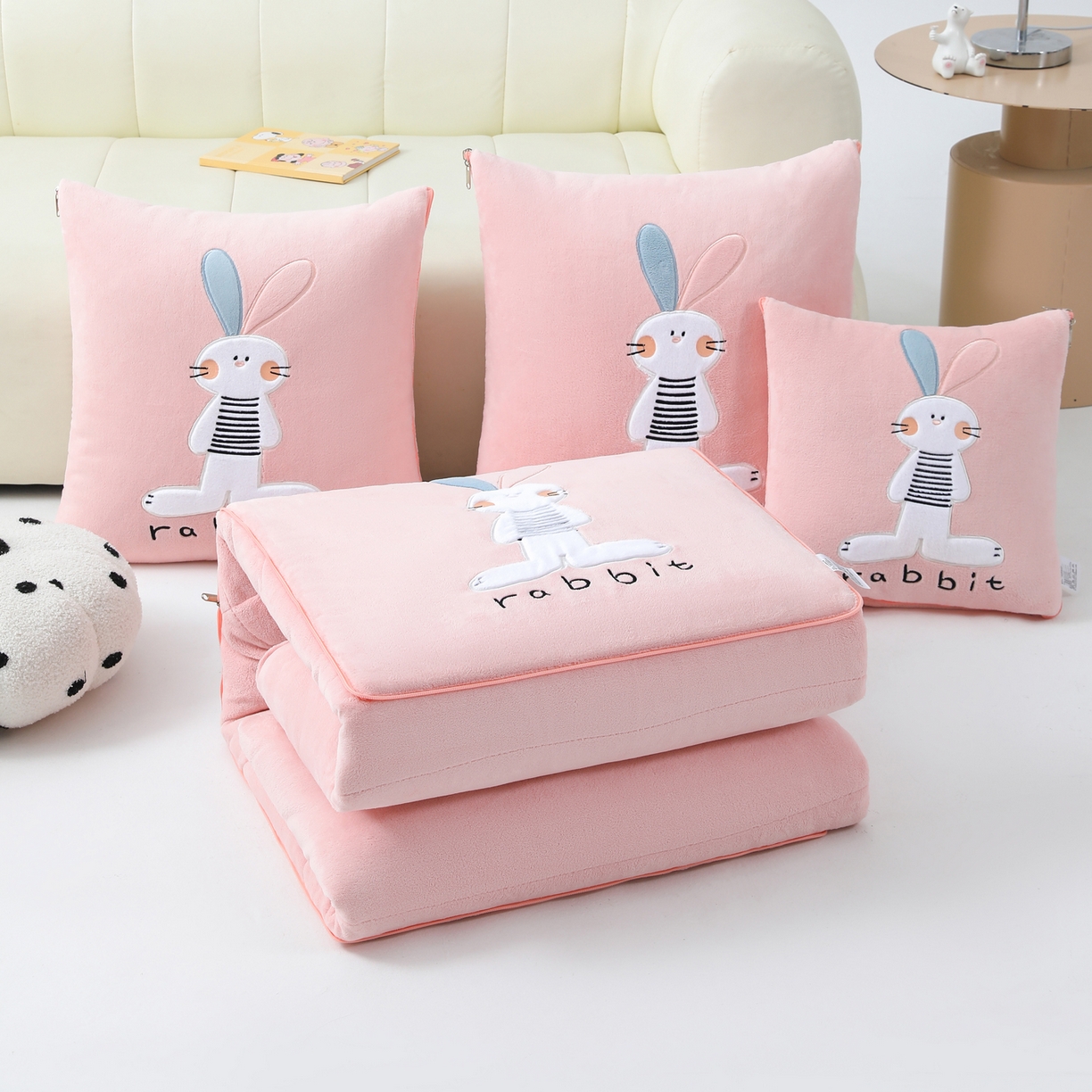 91家纺网 家纺一手货源 找家纺 （总）翰轩家居 2025新款卡通牛奶绒贴布绣抱枕被-梦幻兔系列