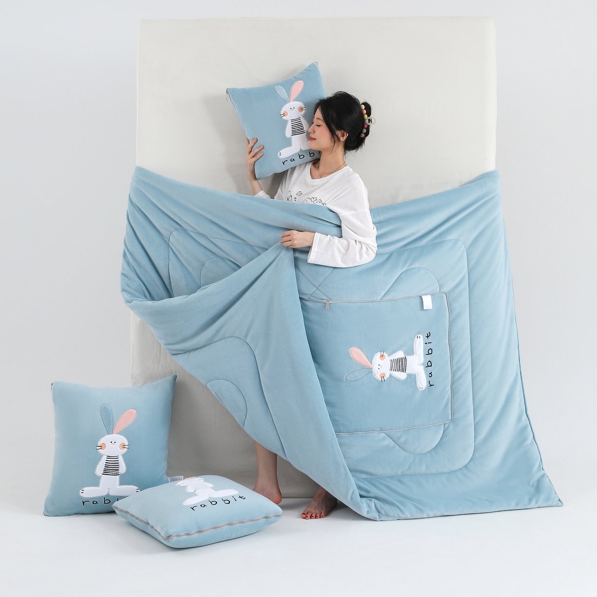 91家纺网 家纺一手货源 找家纺 翰轩家居 2025新款卡通牛奶绒贴布绣抱枕被-梦幻兔系列 梦幻兔-天空蓝